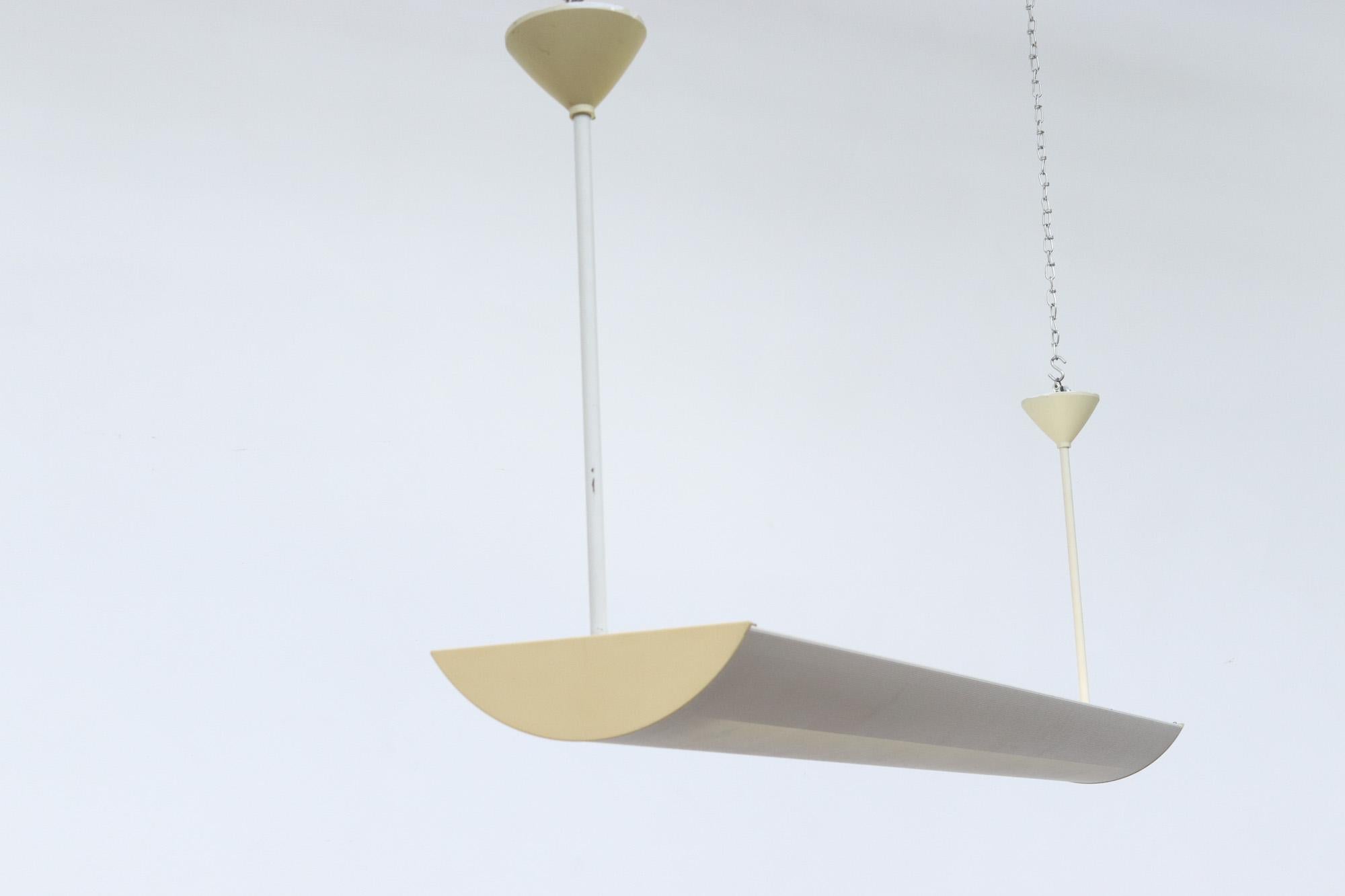 Lampe industrielle fluorescente beige inspirée de Waldmann Leuchten pour Mategot en vente 1