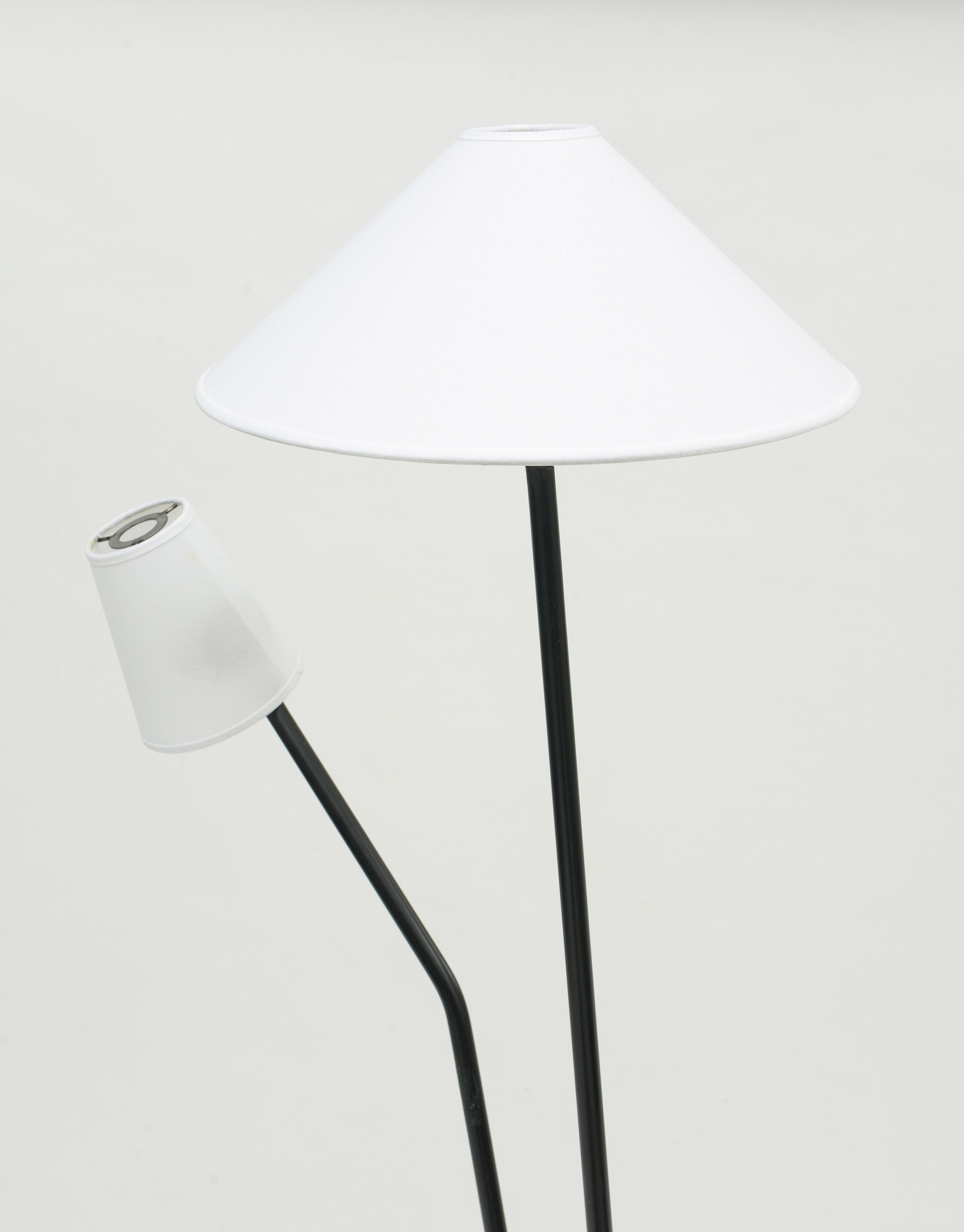 Français Lampadaire en fer à abat-jour blanc perforé de style Mategot, France, années 1950 en vente