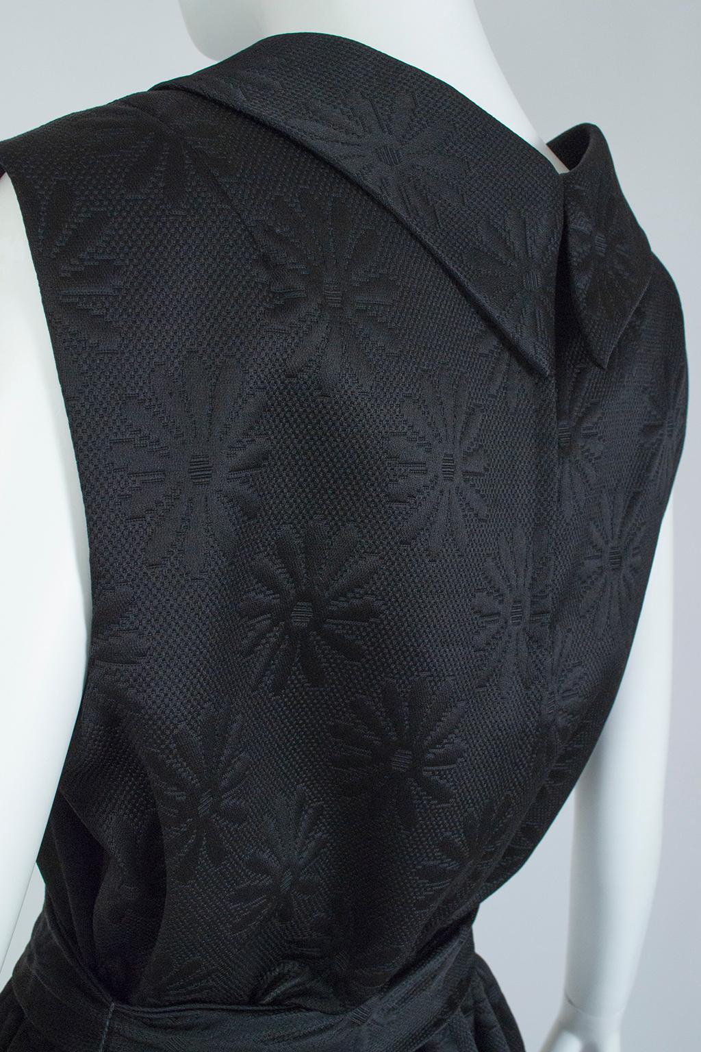 Matelassé noir - Robe de jour noire à col bénitier et jupe à abat-jour avec poches, taille L, années 1950 en vente 5