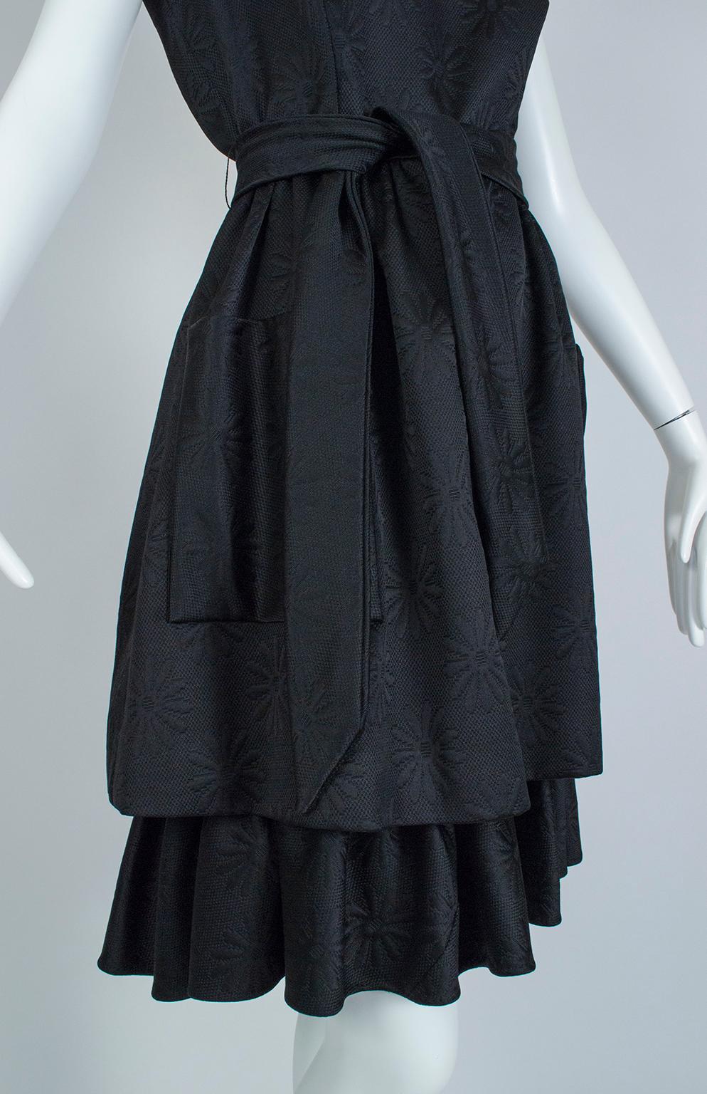 Matelassé noir - Robe de jour noire à col bénitier et jupe à abat-jour avec poches, taille L, années 1950 en vente 7