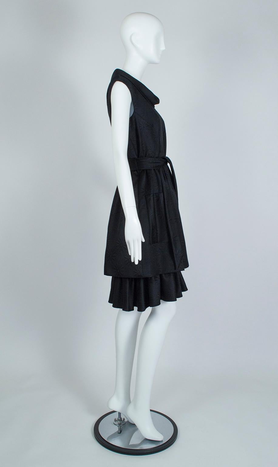 Noir Matelassé noir - Robe de jour noire à col bénitier et jupe à abat-jour avec poches, taille L, années 1950 en vente