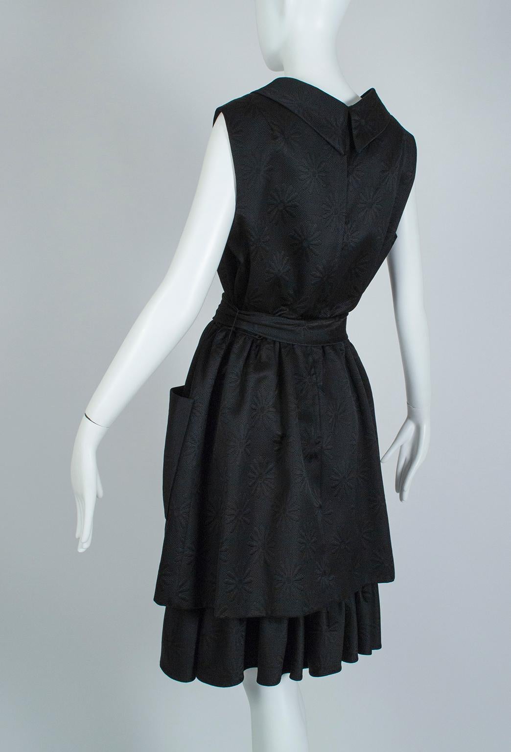 Matelassé noir - Robe de jour noire à col bénitier et jupe à abat-jour avec poches, taille L, années 1950 en vente 1