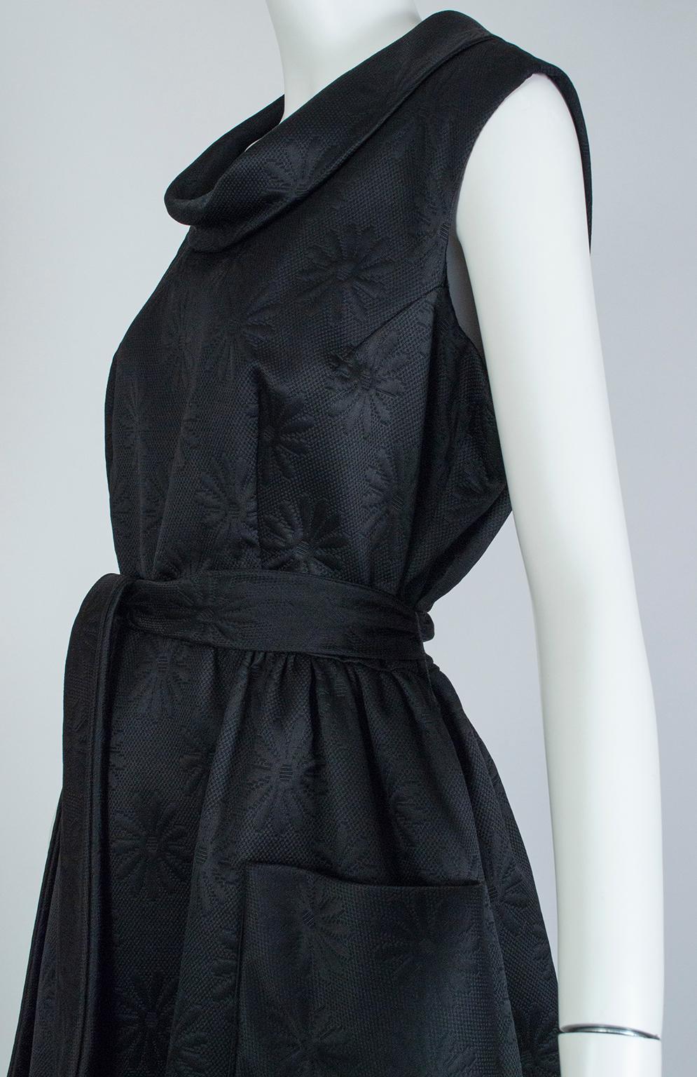 Matelassé noir - Robe de jour noire à col bénitier et jupe à abat-jour avec poches, taille L, années 1950 en vente 2