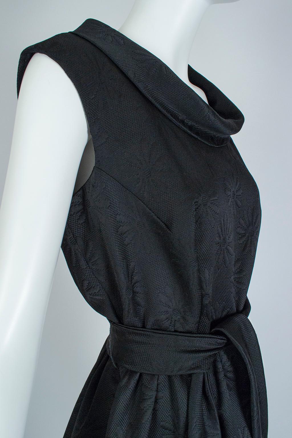 Matelassé noir - Robe de jour noire à col bénitier et jupe à abat-jour avec poches, taille L, années 1950 en vente 3