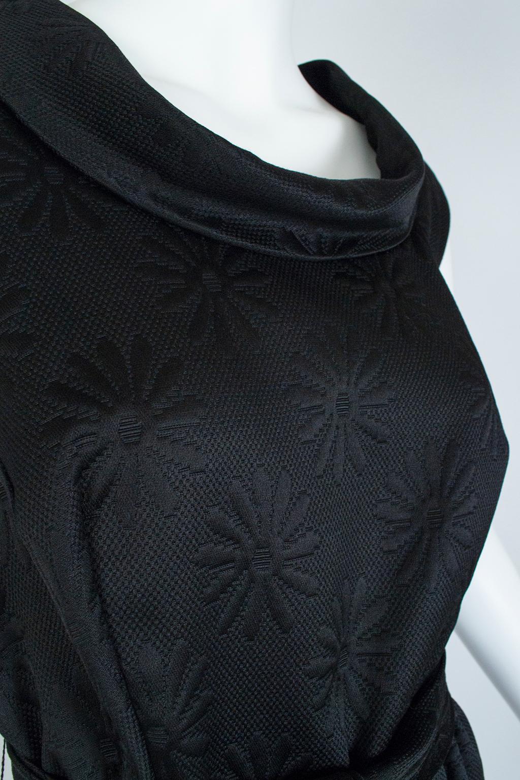 Matelassé noir - Robe de jour noire à col bénitier et jupe à abat-jour avec poches, taille L, années 1950 en vente 4