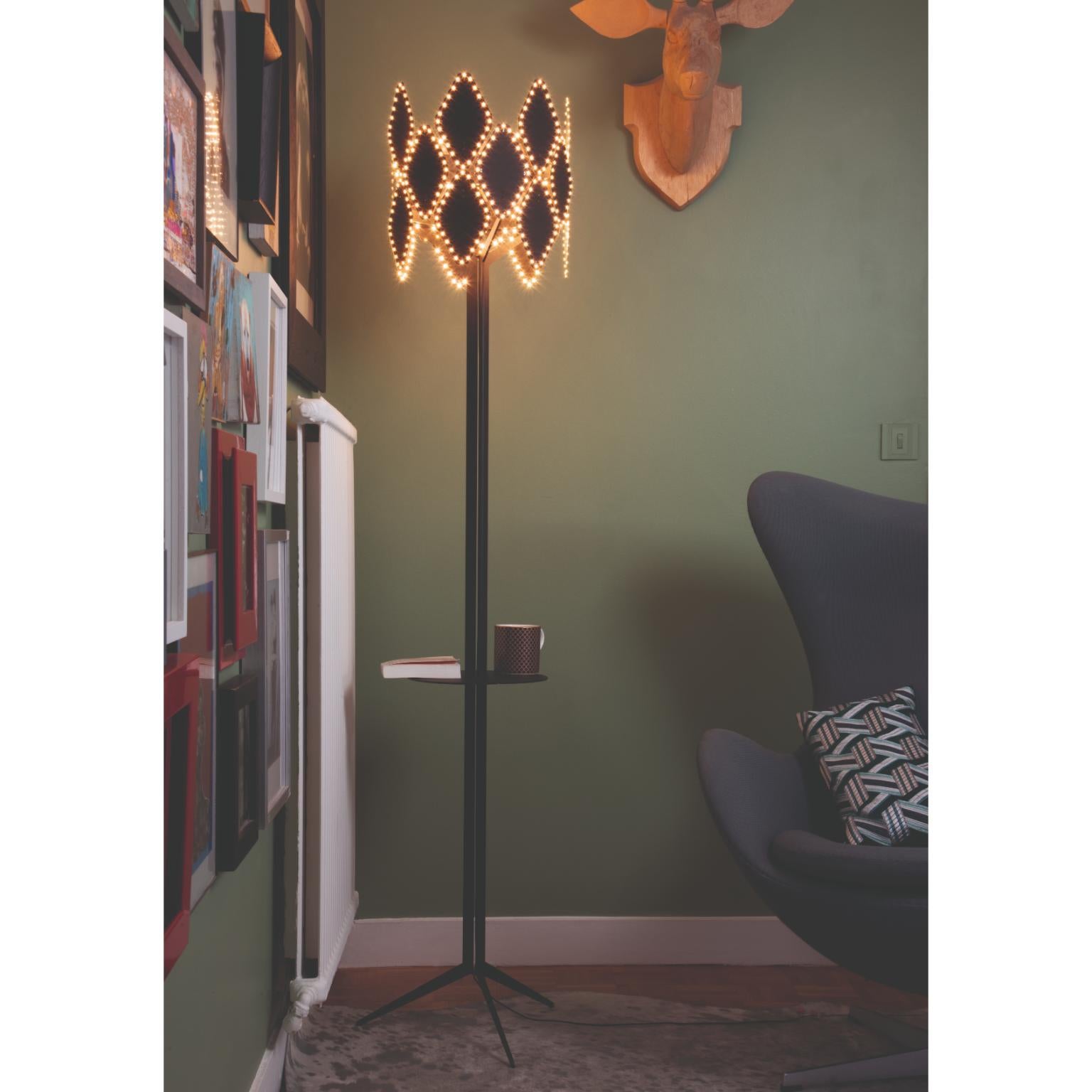 Lámpara de pie Mateo by Le Deun Luminaires
Dimensiones: An 39 x Pr 39 x Al 171 cm. 
Materiales: Acero pintado con epoxi.

Es una empresa francesa creada en 1997, especializada en el diseño y la fabricación de iluminación de bajo consumo energético.