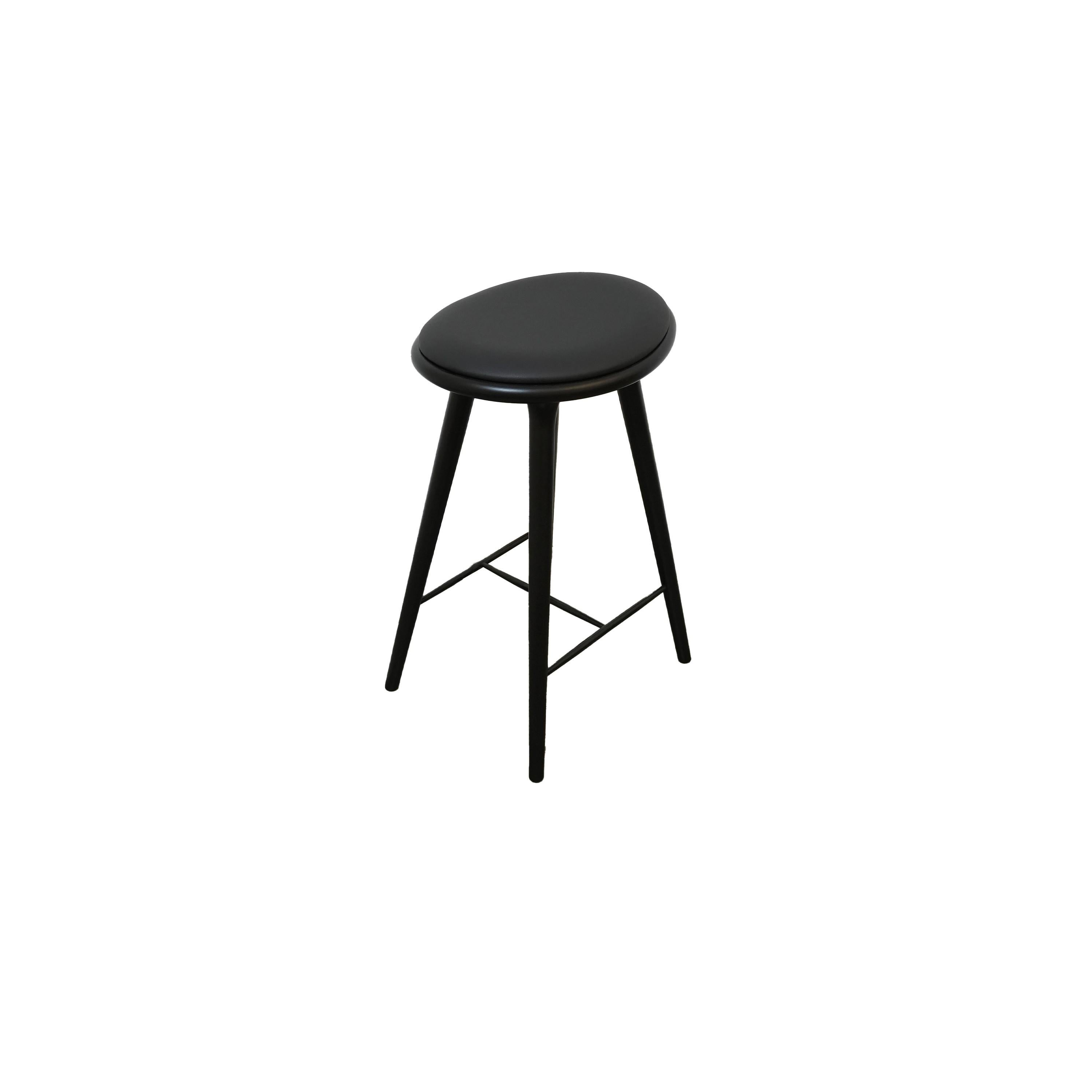 Le tabouret haut Mater a été conçu par le duo d'architectes danois Space Copenhagen et est considéré comme un nouveau classique danois. Avec son style organique et minimaliste, ce tabouret de bar convient aussi bien à un usage résidentiel que