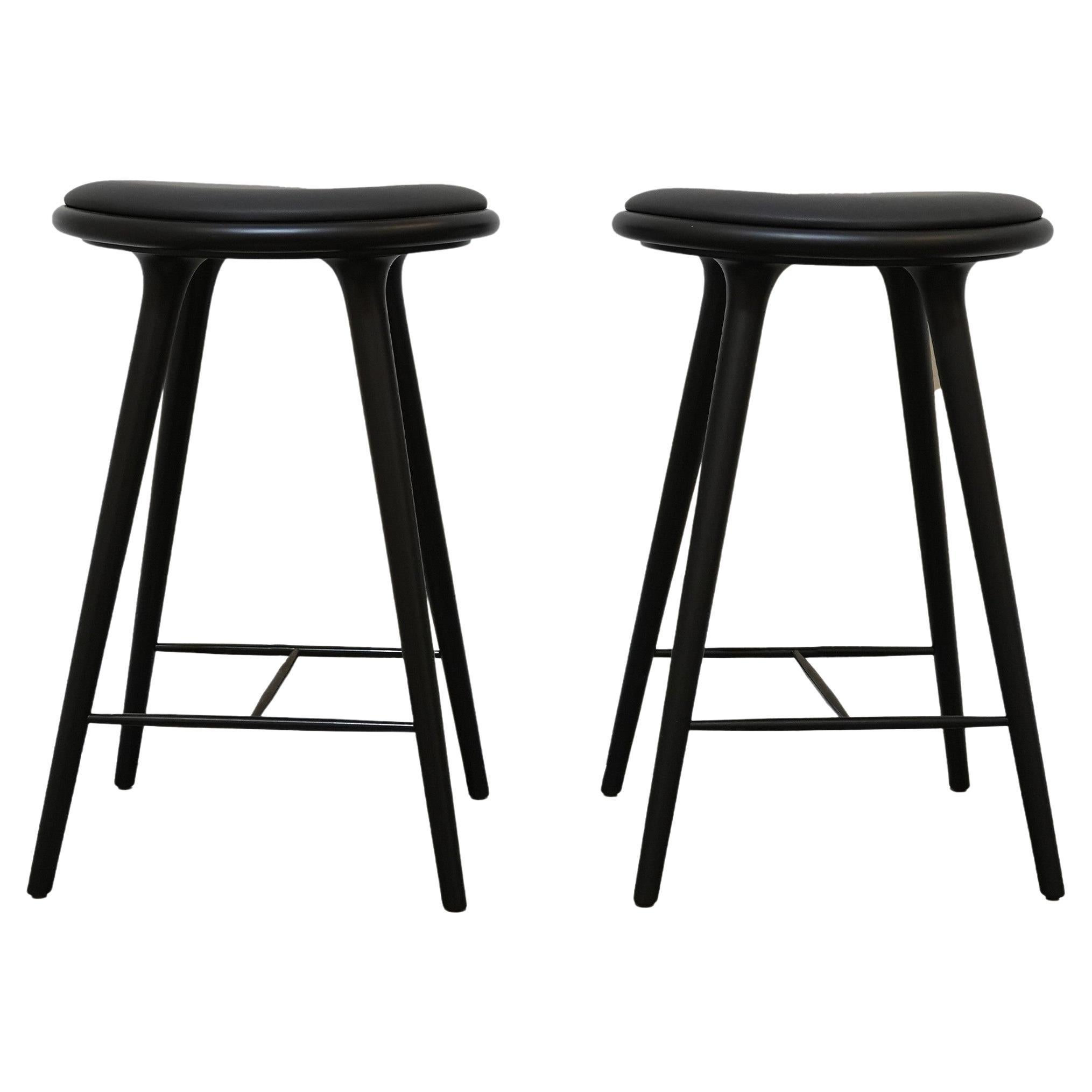 Tabouret haut Mater  Chêne teinté noir  69 cm par Space Copenhagen en vente