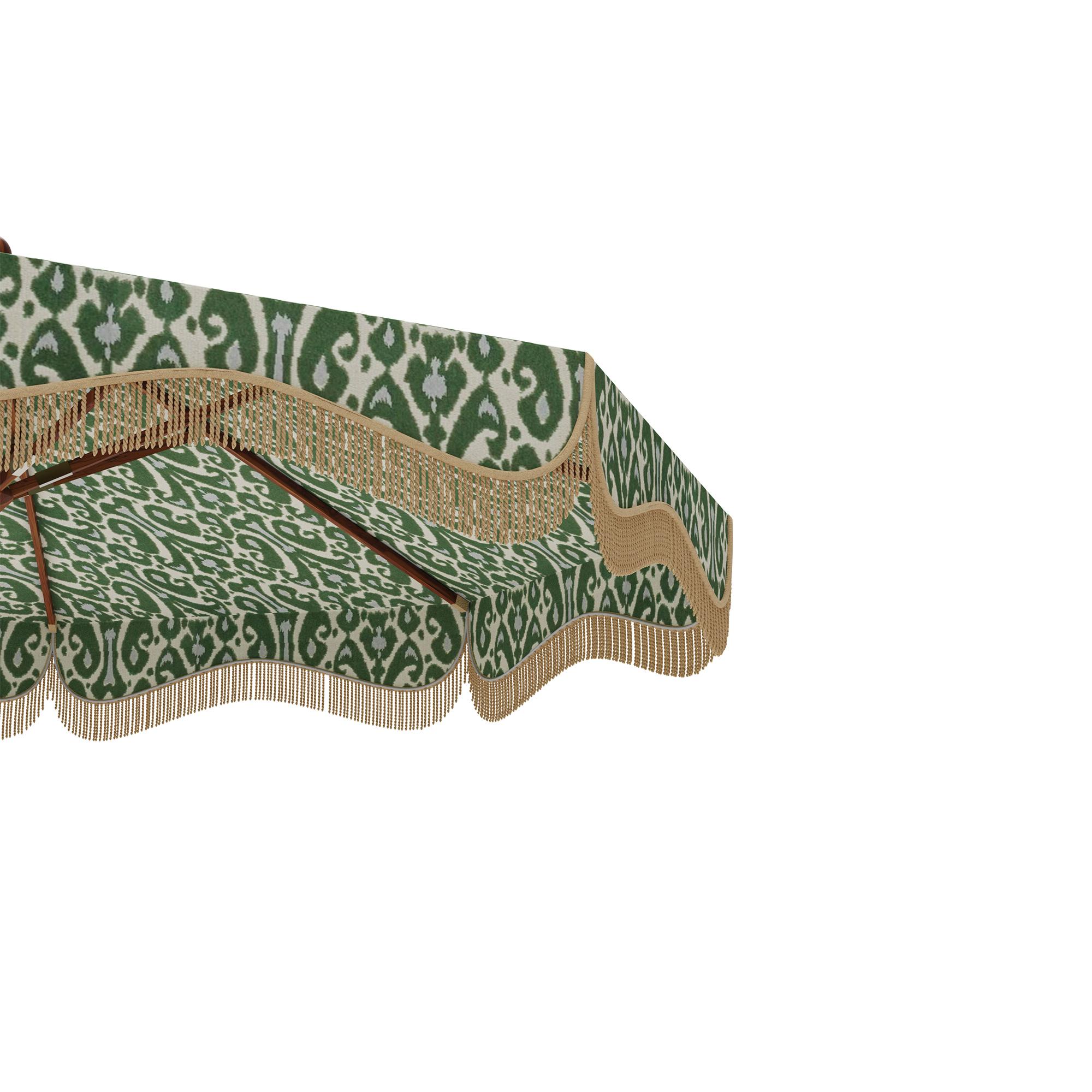 L'ombrellone Matera, creato in collaborazione con Mediterrazza, è una raffinata espressione di arredamento di lusso per esterni. Presenta una base in iroko lavorata a mano con eleganti dettagli in metallo per una maggiore durata e stile, abbinata a