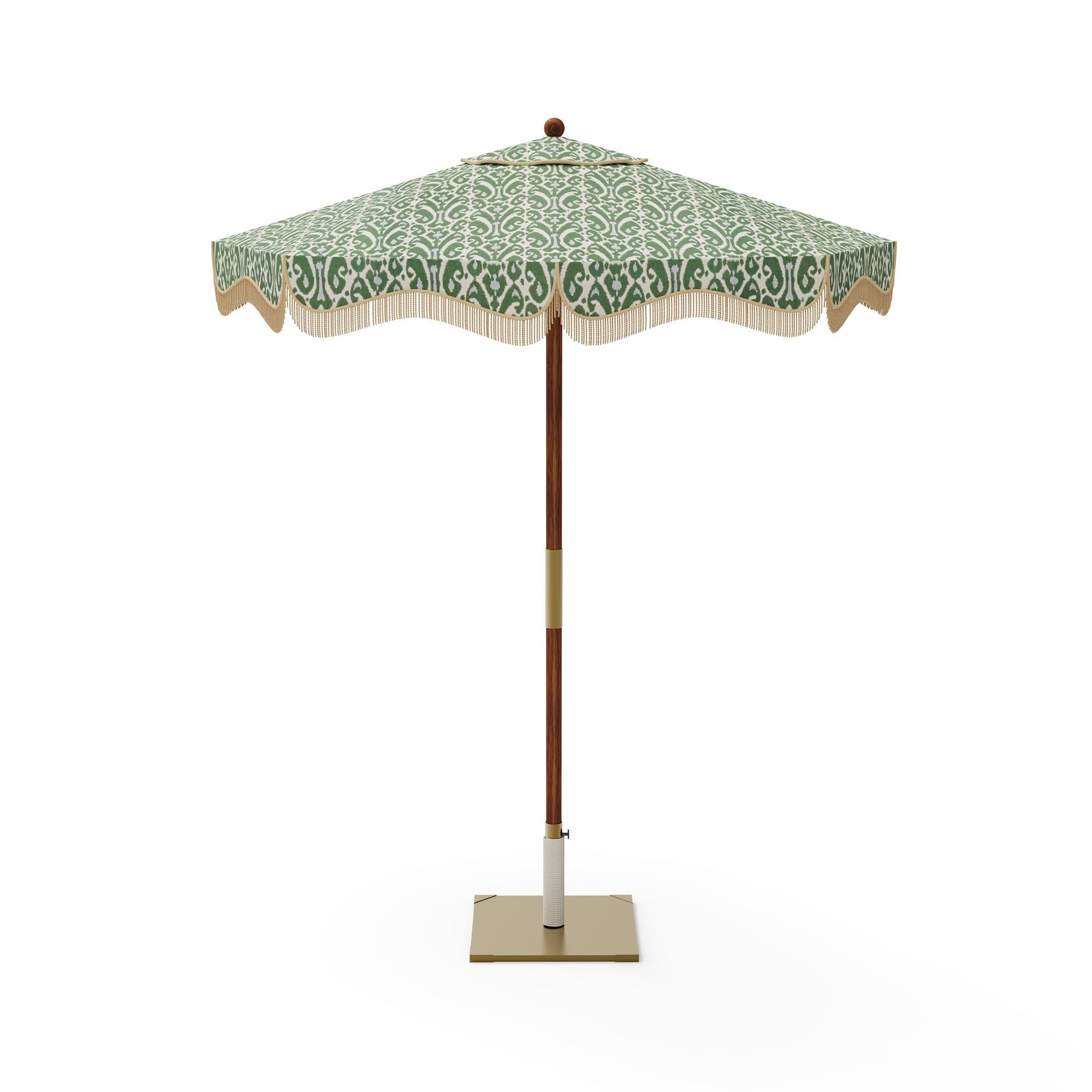 XXI secolo e contemporaneo Ombrellone da esterno Matera con base in Iroko e frangia Ikat vintage in vendita