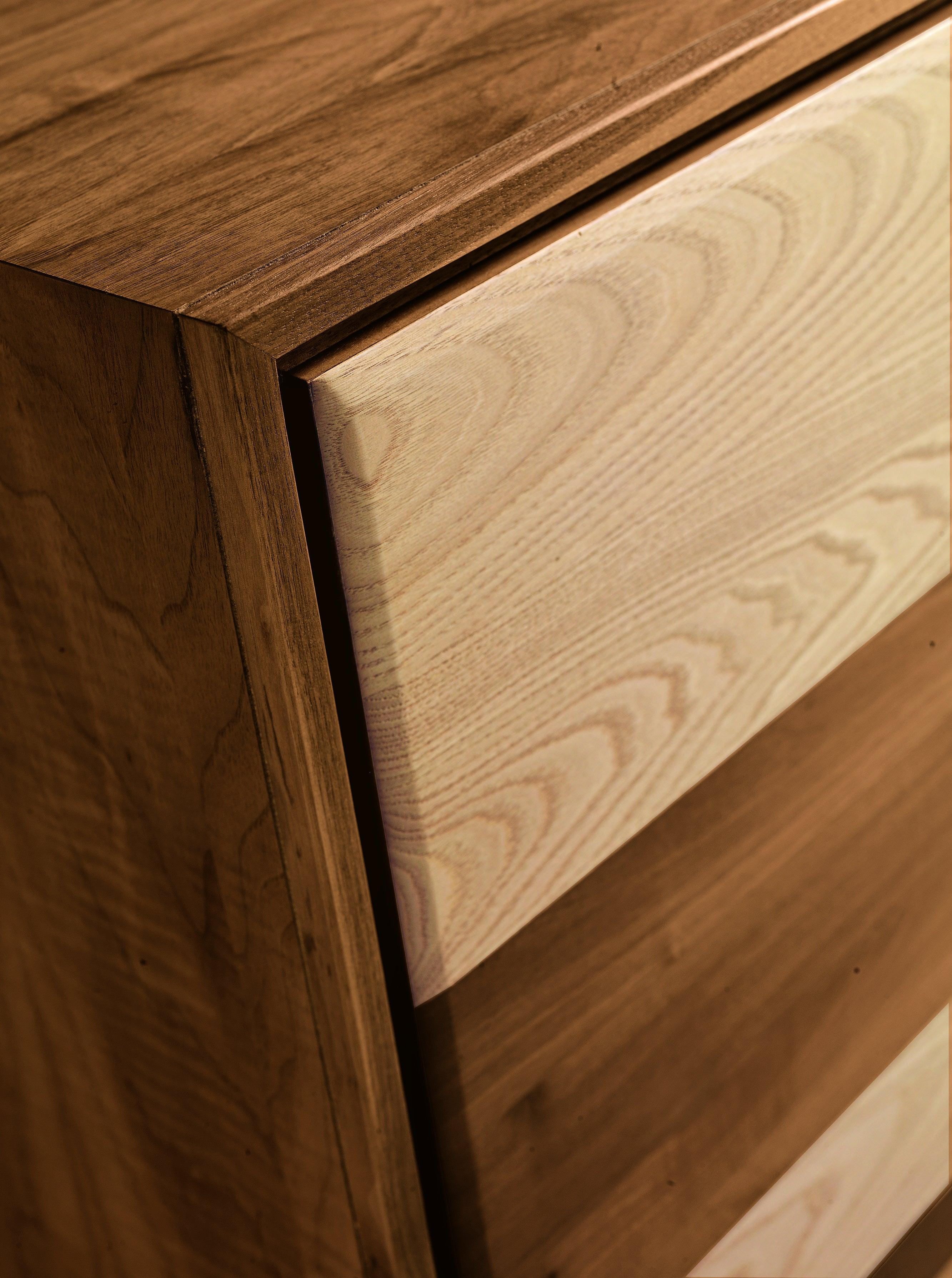 Materia Natura Sideboard von Dale Italia
Abmessungen: T 50 x B 145 x H 93 cm.
MATERIALIEN: Nussbaum, Esche und Wenge. 

Gestell aus Tischlerplatte Nussbaum, massiv gekantet. Der Fuß muss bei der Bestellung angegeben werden. Erhältlich in zwei- oder
