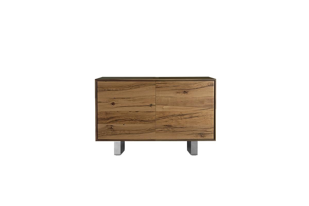 Entièrement conçu et fabriqué en Italie, ce buffet est l'expression de la finesse de l'artisanat italien. Fabriqués avec passion et savoir-faire et finis à la main dans les moindres détails. Le résultat est une pièce contemporaine conçue pour