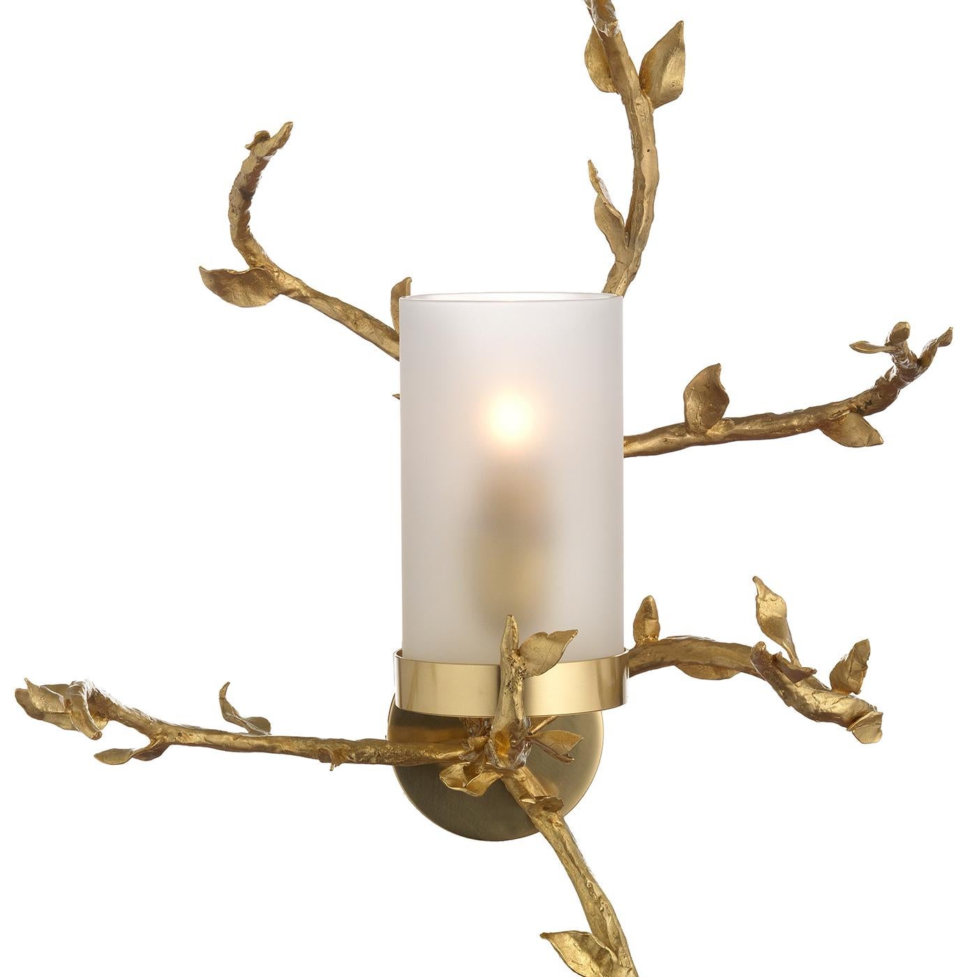 Eclectic and sophisticated, this elegant sconce will be eye-catching in any interior, adding light to a room, while also creating a wall decoration of strong visual impact. Its structure is entirely made of brass with a natural finish and comprises