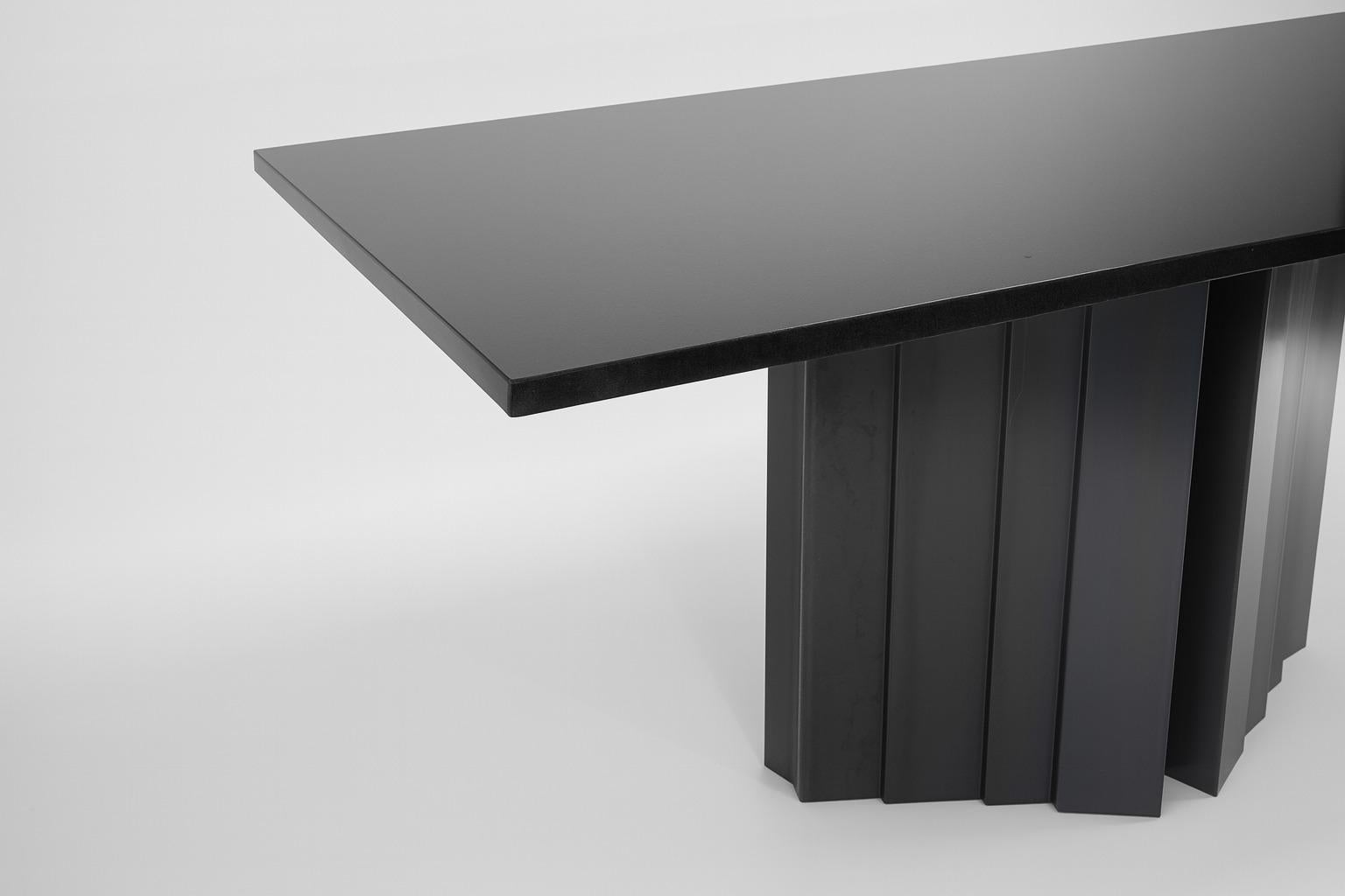 italien Materico, Absolute Granite Dining Table de Dfdesignlab Fabriquée à la main en Italie en vente