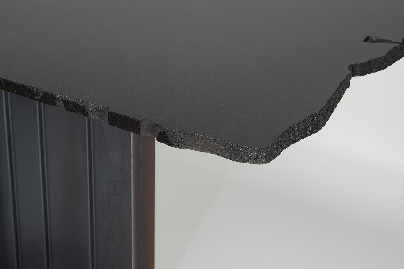 Materico, Absolute Granite Dining Table de Dfdesignlab Fabriquée à la main en Italie Neuf - En vente à Campobasso, CB