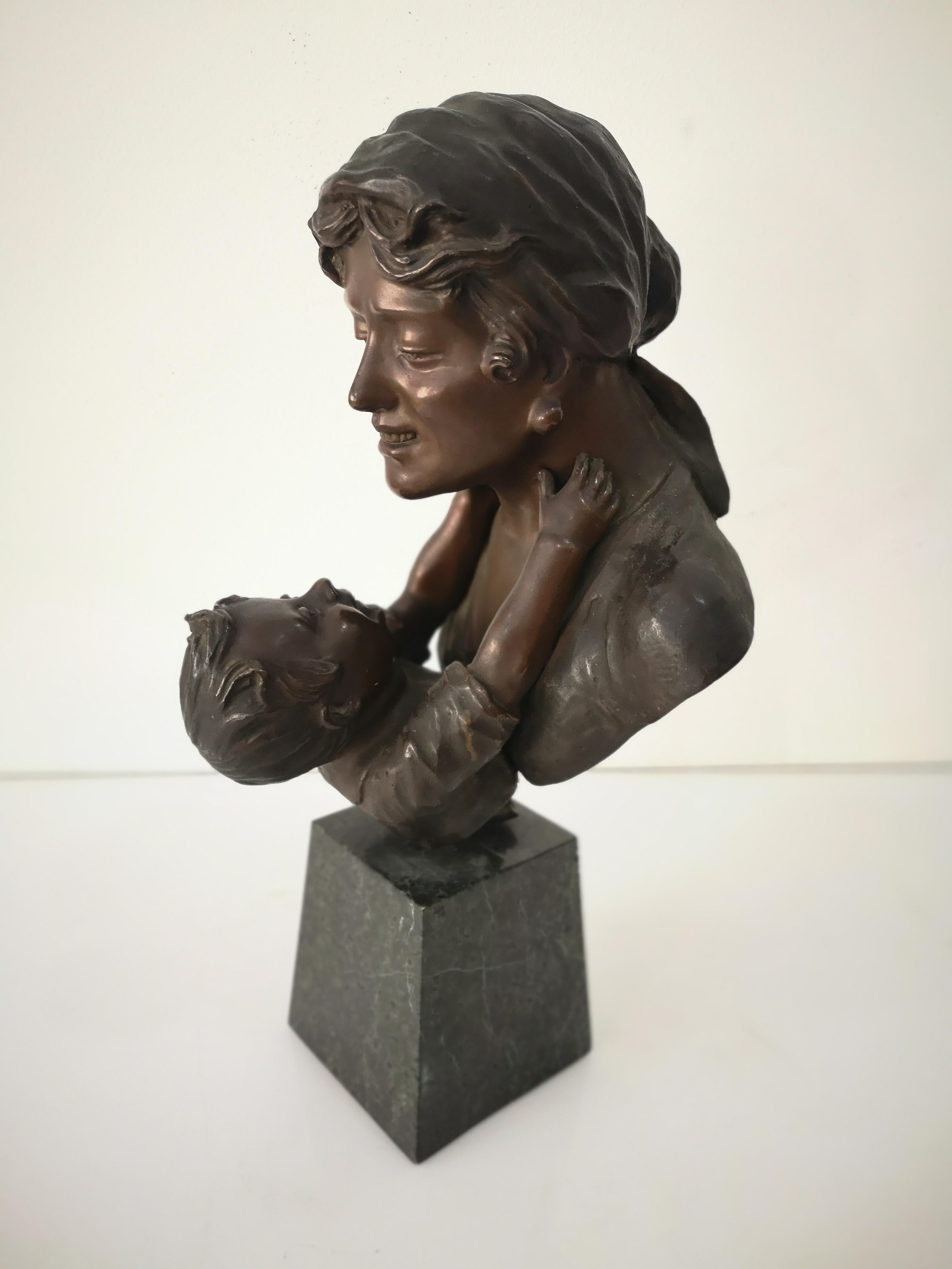 Maternità scultura in bronzo con base in marmo firmata G. Micca
anni 20 altezza cm 47.
La scultura è in ottime condizioni come visibile nelle foto.
Misure:
Altezza massima cm 47
Larghezza cm 25
Profondità cm 25
Altezza del solo busto cm 34
