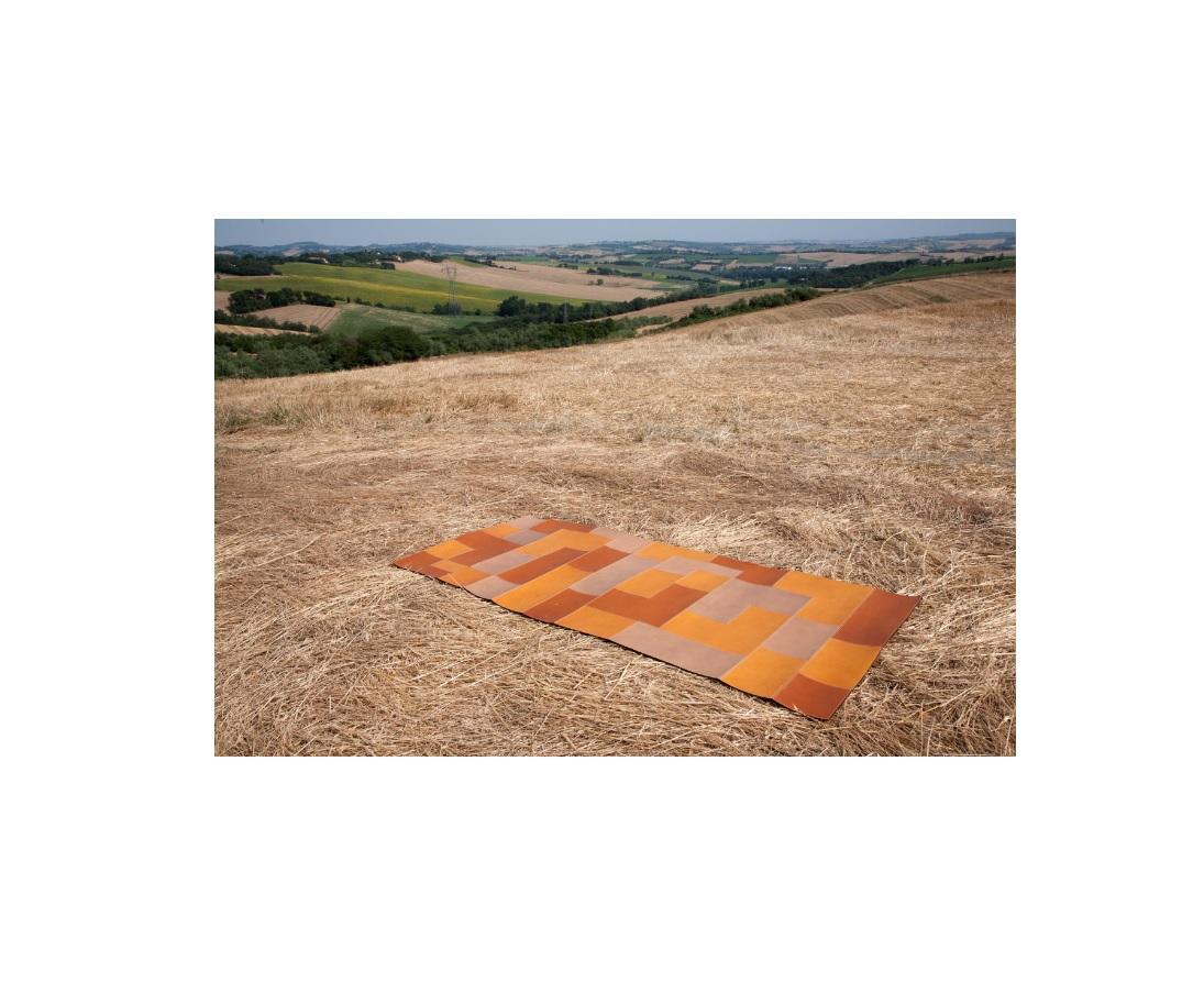 Mathe 1 Licht Rechteckiger Bodenteppich von Oscar Maschera
Abmessungen: B 130 x H 200 cm.
MATERIALIEN: Pflanzliches Leder.

Die Mathé-Teppichbodenkollektion ist in zwei Farbtönen, 