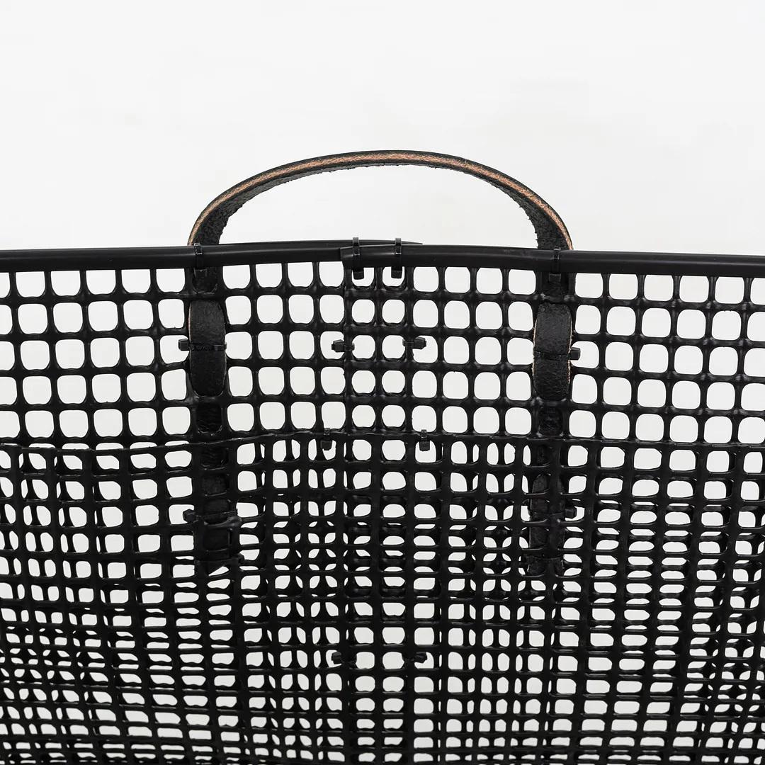 Panier de lavande de taille moyenne avec poignée noire Zach Matheson USM en vente 5