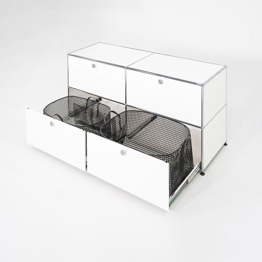 Il s'agit d'une corbeille à linge Matheson Medium, conçue et produite par Zach Matheson dans l'État de Washington, aux États-Unis, en 2024. Le design est composé de mailles post-industrielles recyclées et de peaux de cuir de l'État de Washington et