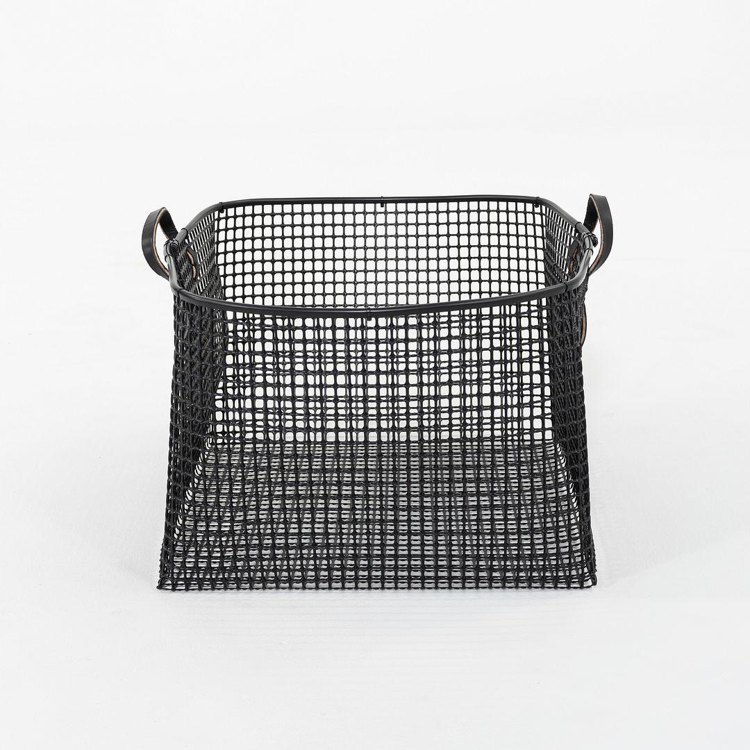 Panier de lavande de taille moyenne avec poignée noire Zach Matheson USM en vente 1
