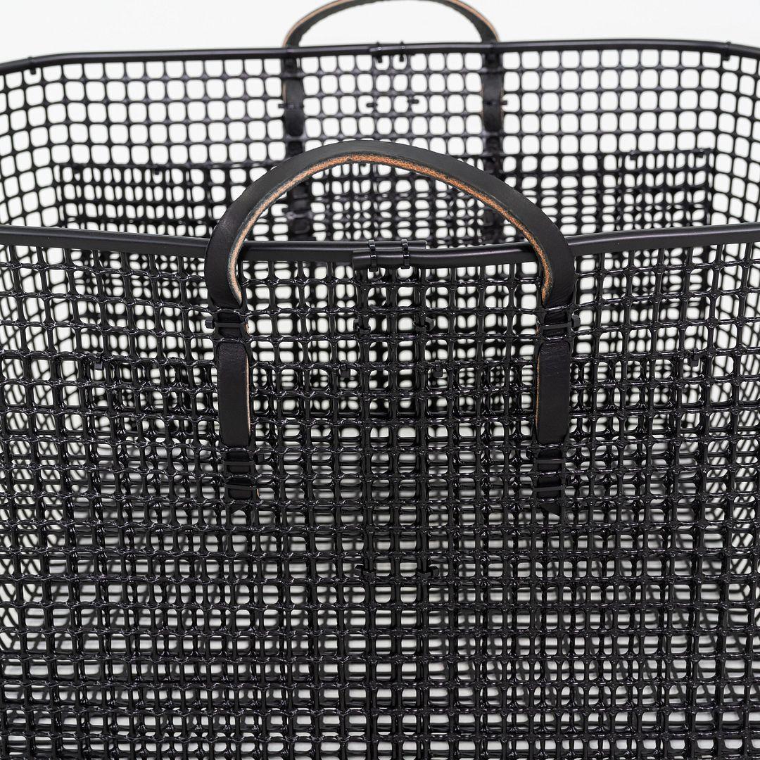 Panier de lavande de taille moyenne avec poignée noire Zach Matheson USM en vente 2