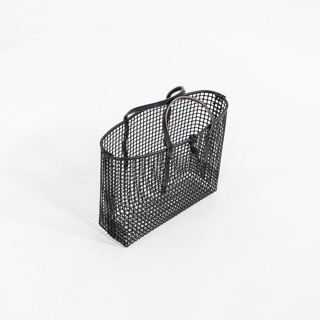 Questa è una Matheson Standard Tote, progettata e prodotta da Zach Matheson nello Stato di Washington, USA, nel 2024. Il design è composto da rete riciclata post-industriale, pelle di Washington e dell'Oregon e una chiusura con cordicella elastica.