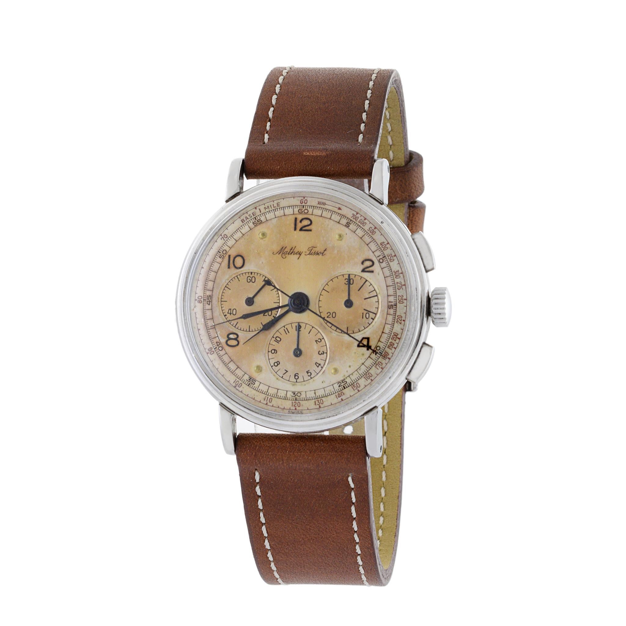 Voici un magnifique chronographe TISSOT en acier inoxydable de 1948, entièrement d'origine. Le boîtier de la montre mesure 35 mm de diamètre et n'est pas poli.

La caractéristique la plus importante de cette montre est peut-être son mouvement