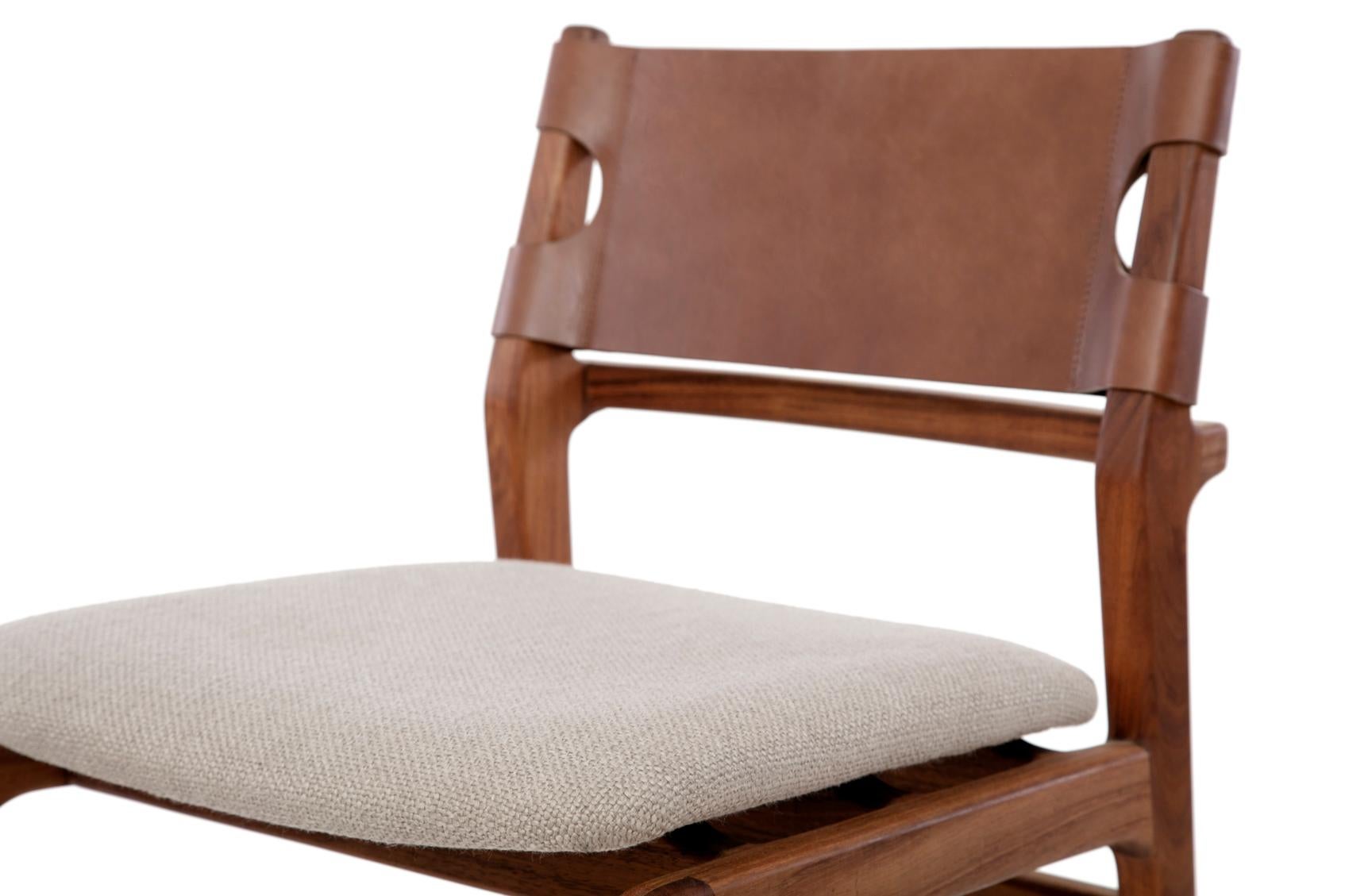 Con una struttura in legno duro, una seduta imbottita e uno spesso schienale in pelle, la nostra sedia Mathias gioca con gli spazi positivi e negativi creati dai vari piani dei diversi materiali. Avendo sempre in mente il lavoro del pittore e