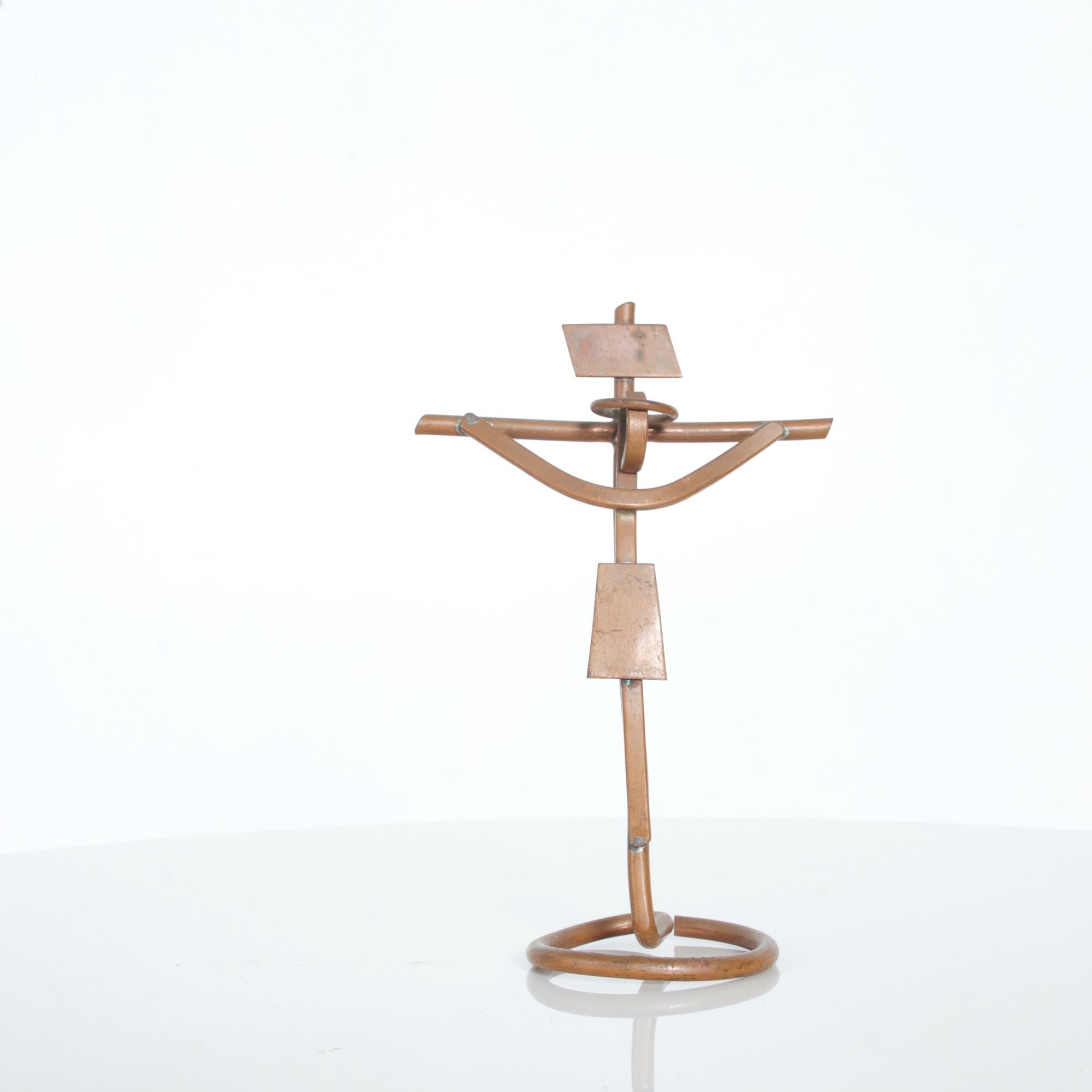 Attribution German sculptor Mathias Goeritz: Stunning abstract art sculptural crucifix cross in copper and silver.
Mid-Century Modern Religious Art circa 1980s.
Measures: 6.25