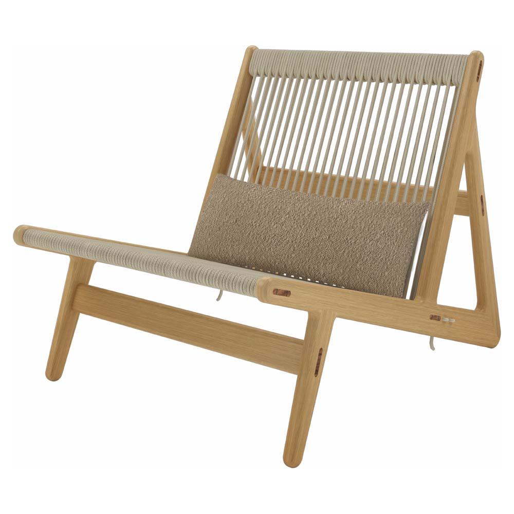 Bellamente honesta, ligera tanto en peso como en expresión, la pieza de debut del nuevo talento danés Mathias Steen Rasmussen es una sorprendente interacción de artesanía, comodidad y sostenibilidad. Concebida originalmente como una tumbona que