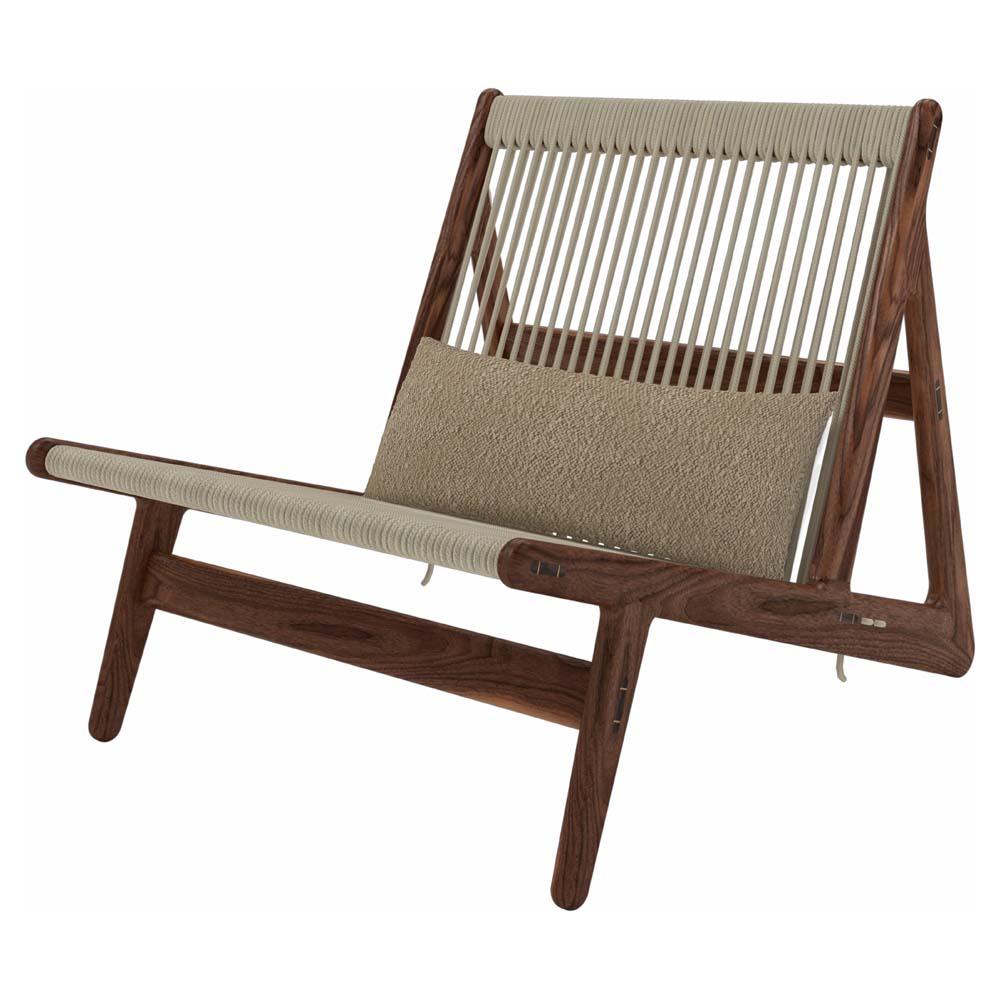 Das Debüt des dänischen Nachwuchstalents Mathias Steen Rasmussen ist ein beeindruckendes Zusammenspiel von Handwerkskunst, Komfort und Nachhaltigkeit. Es ist ehrlich, leicht und ausdrucksstark. Ursprünglich als Loungesessel konzipiert, den er auch