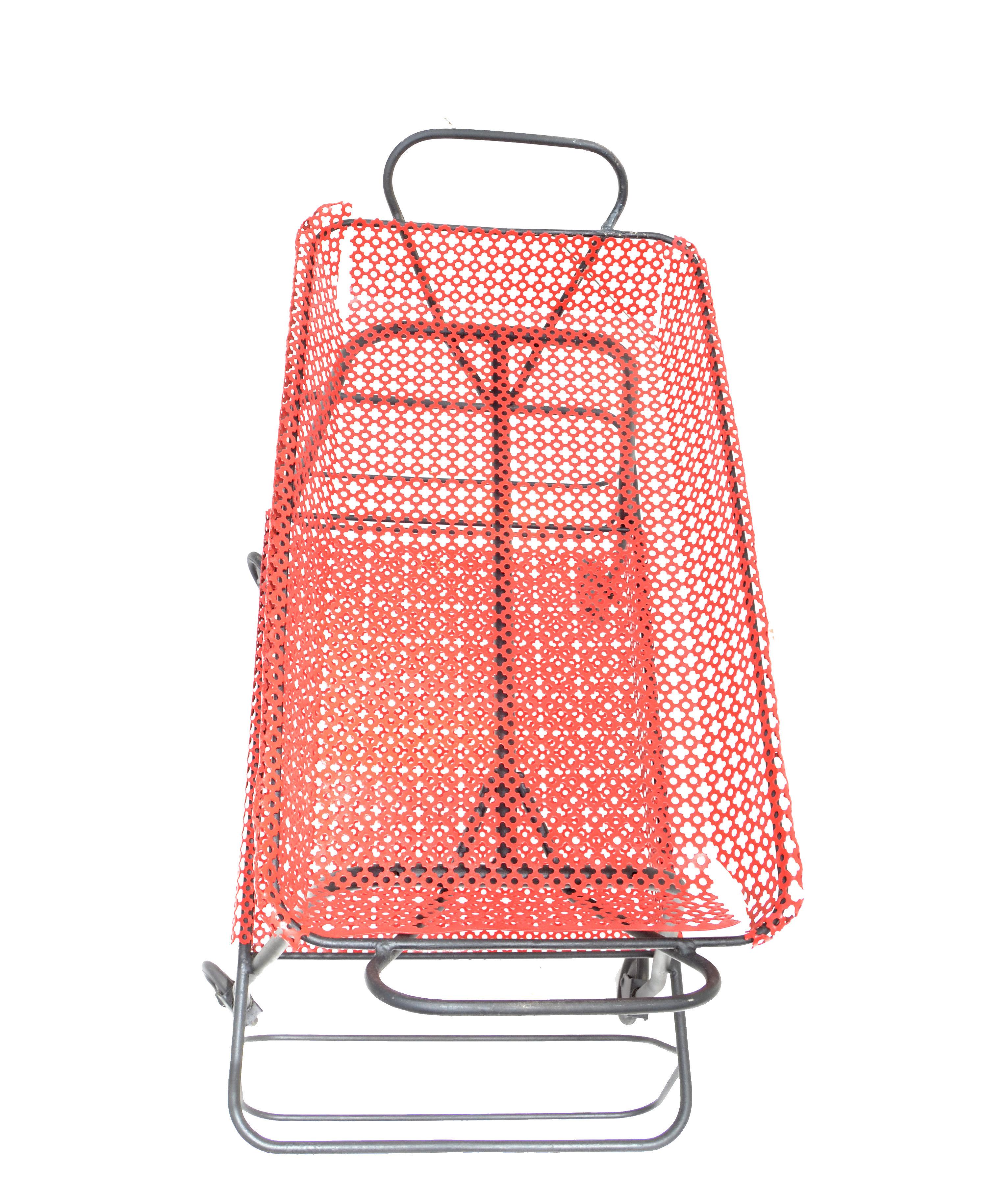 Caoutchouc Chariot de bar Mathieu Matgot à finition noire et rouge sur roulettes, style mi-siècle moderne français en vente