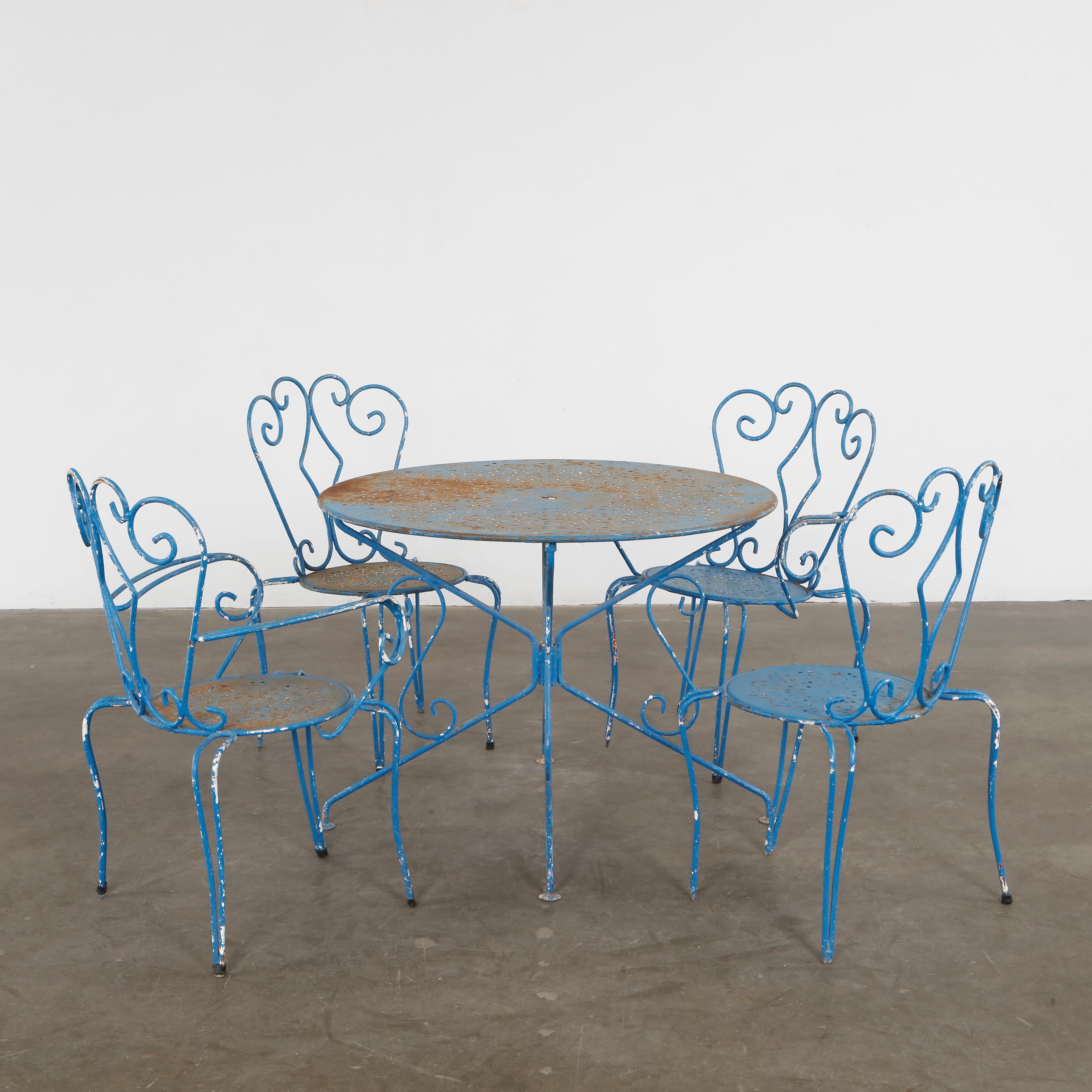 Set di cinque pezzi in maglia metallica blu. L'utilità gioiosa di Mategot incontra l'eleganza del giardino. Sedie: Altezza: 35 pollici. Larghezza: 15,6 pollici. Profondità: 21 pollici. Profondità della seduta: 16 pollici. Altezza della seduta: 17