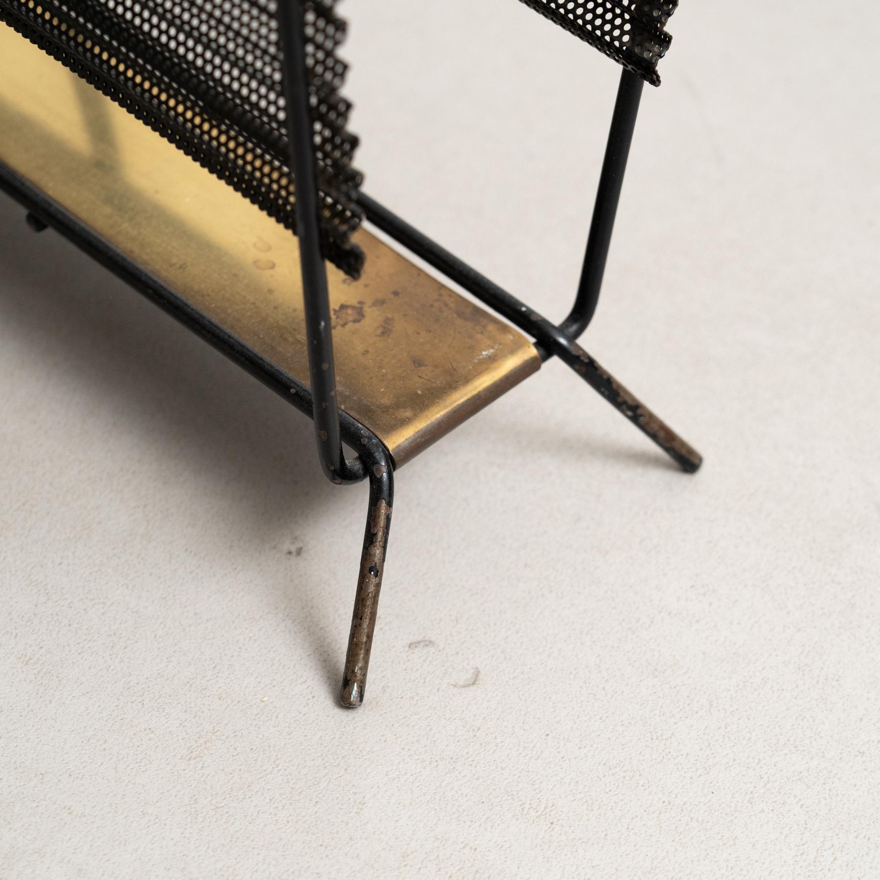Portariviste francese Harpers in ottone e metallo nero di Mathieu Matégot, circa 1950 in vendita 2