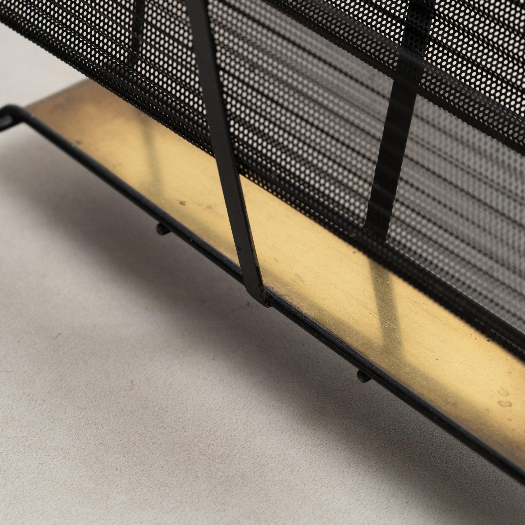 Portariviste francese Harpers in ottone e metallo nero di Mathieu Matégot, circa 1950 in vendita 3