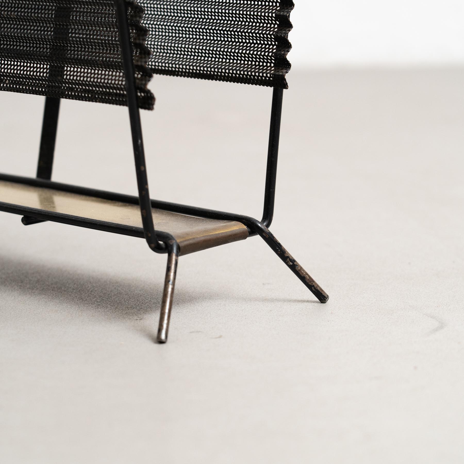 Portariviste francese Harpers in ottone e metallo nero di Mathieu Matégot, circa 1950 in vendita 5