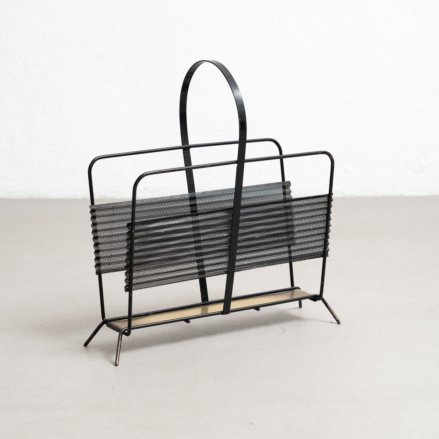 Porta riviste progettato da Mathieu Matégot.
Model Harpers.
Prodotto da Atelier Matégot (Francia) intorno al 1950.
Foldes, metallo perforato laccato in nero e dettagli in ottone.

In buone condizioni originali, con lievi usure dovute all'età e