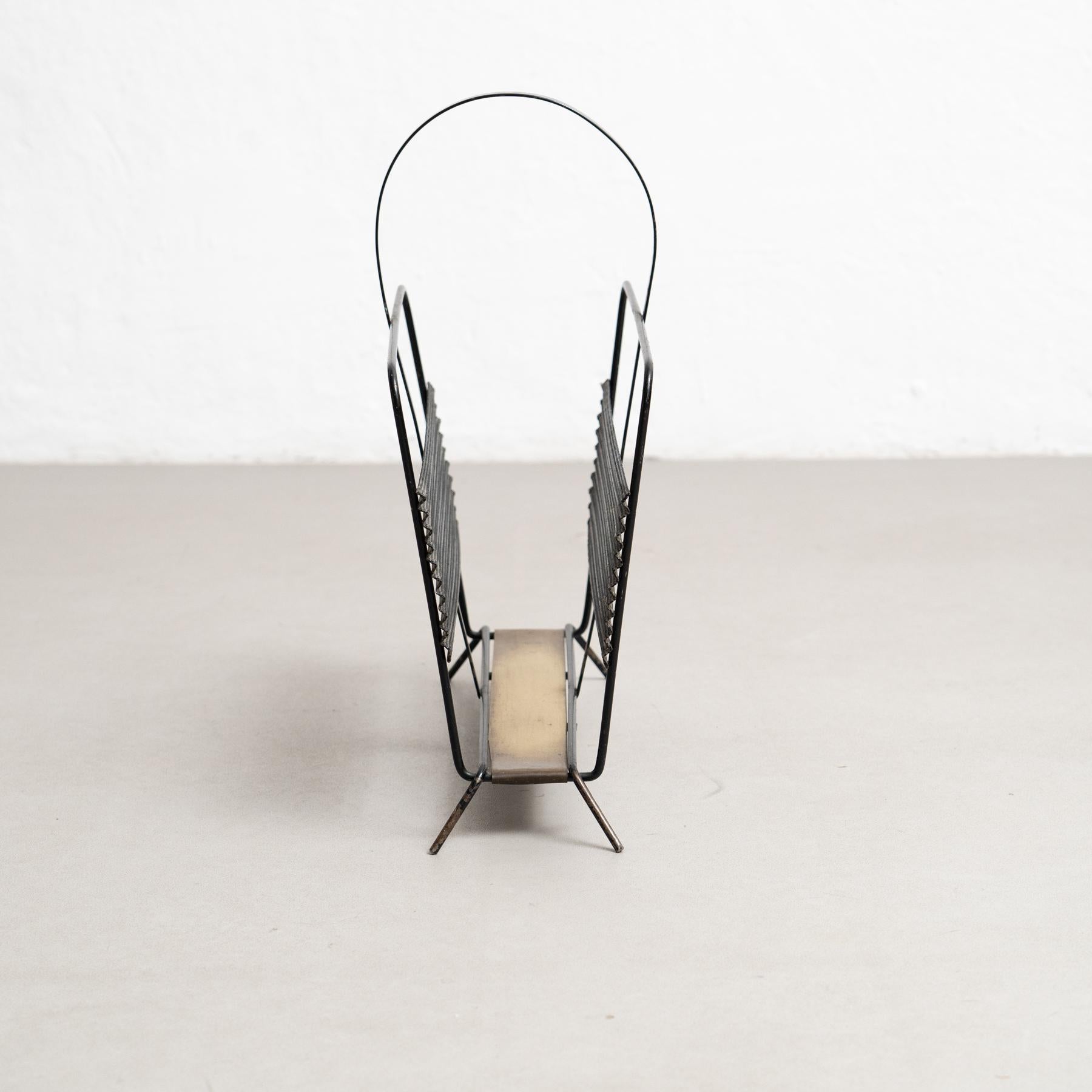 Mid-Century moderno Portariviste francese Harpers in ottone e metallo nero di Mathieu Matégot, circa 1950 in vendita