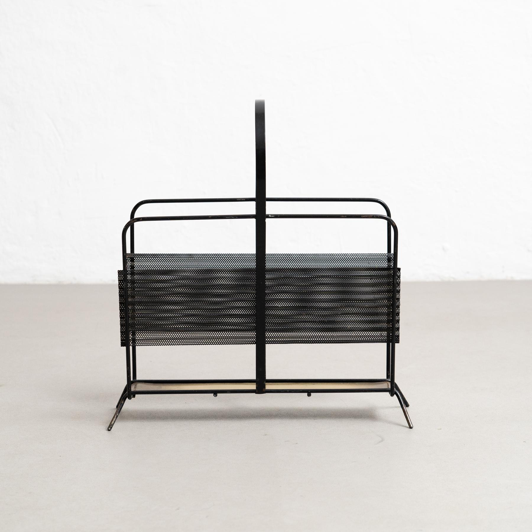 Laccato Portariviste francese Harpers in ottone e metallo nero di Mathieu Matégot, circa 1950 in vendita