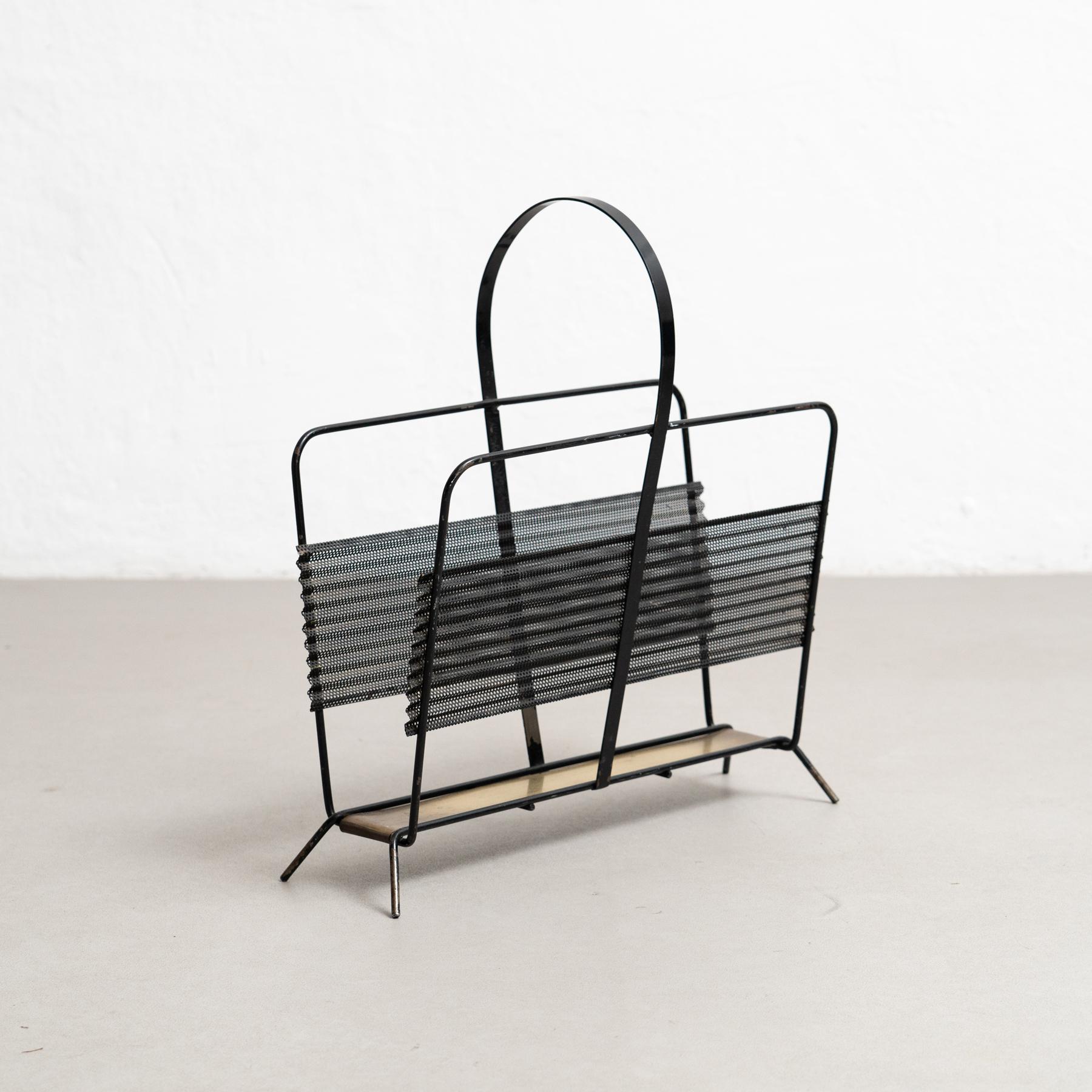Portariviste francese Harpers in ottone e metallo nero di Mathieu Matégot, circa 1950 In condizioni buone in vendita a Barcelona, Barcelona