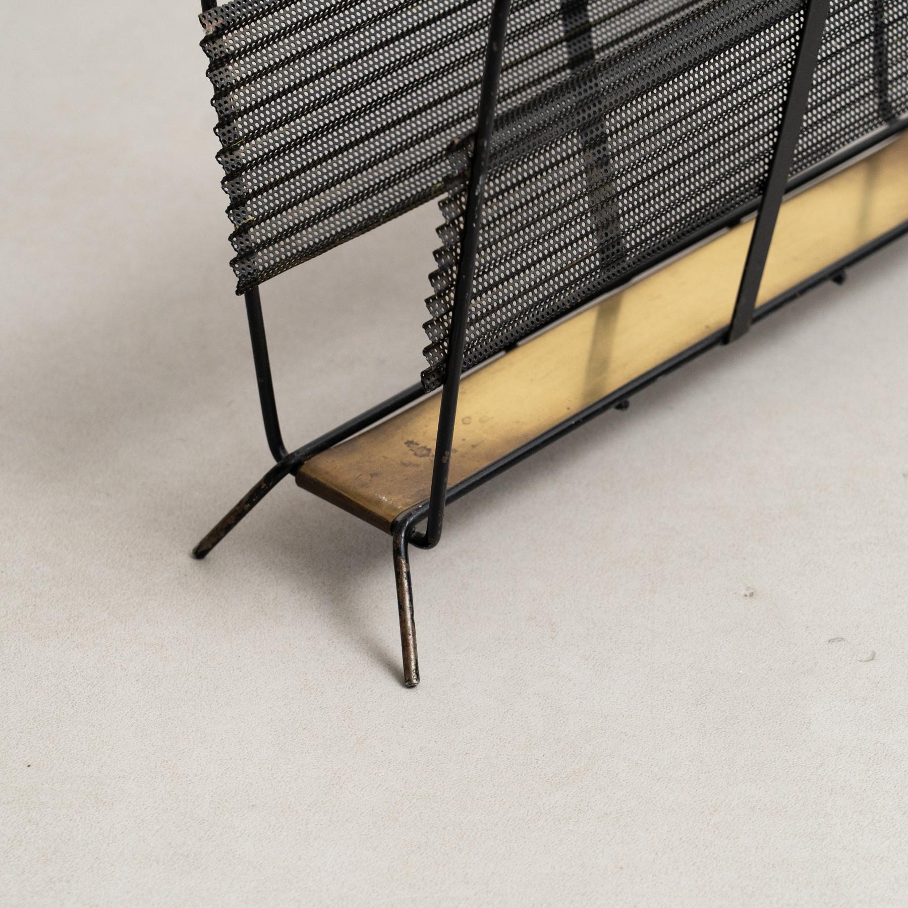Metà XX secolo Portariviste francese Harpers in ottone e metallo nero di Mathieu Matégot, circa 1950 in vendita