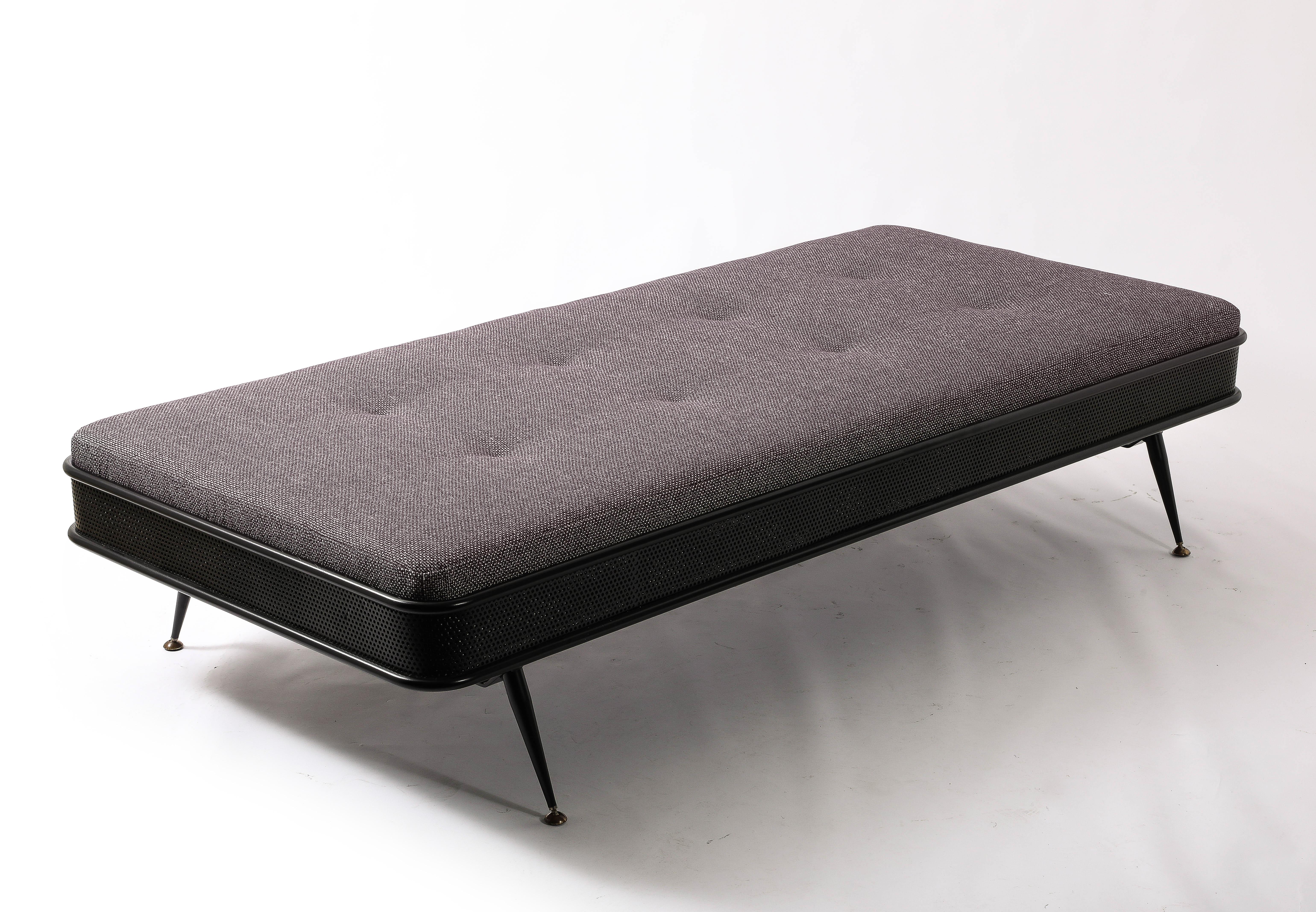 Elegant Daybed in folded steel tubing and mesh sheet-metal on tapered legs and brass feet.
