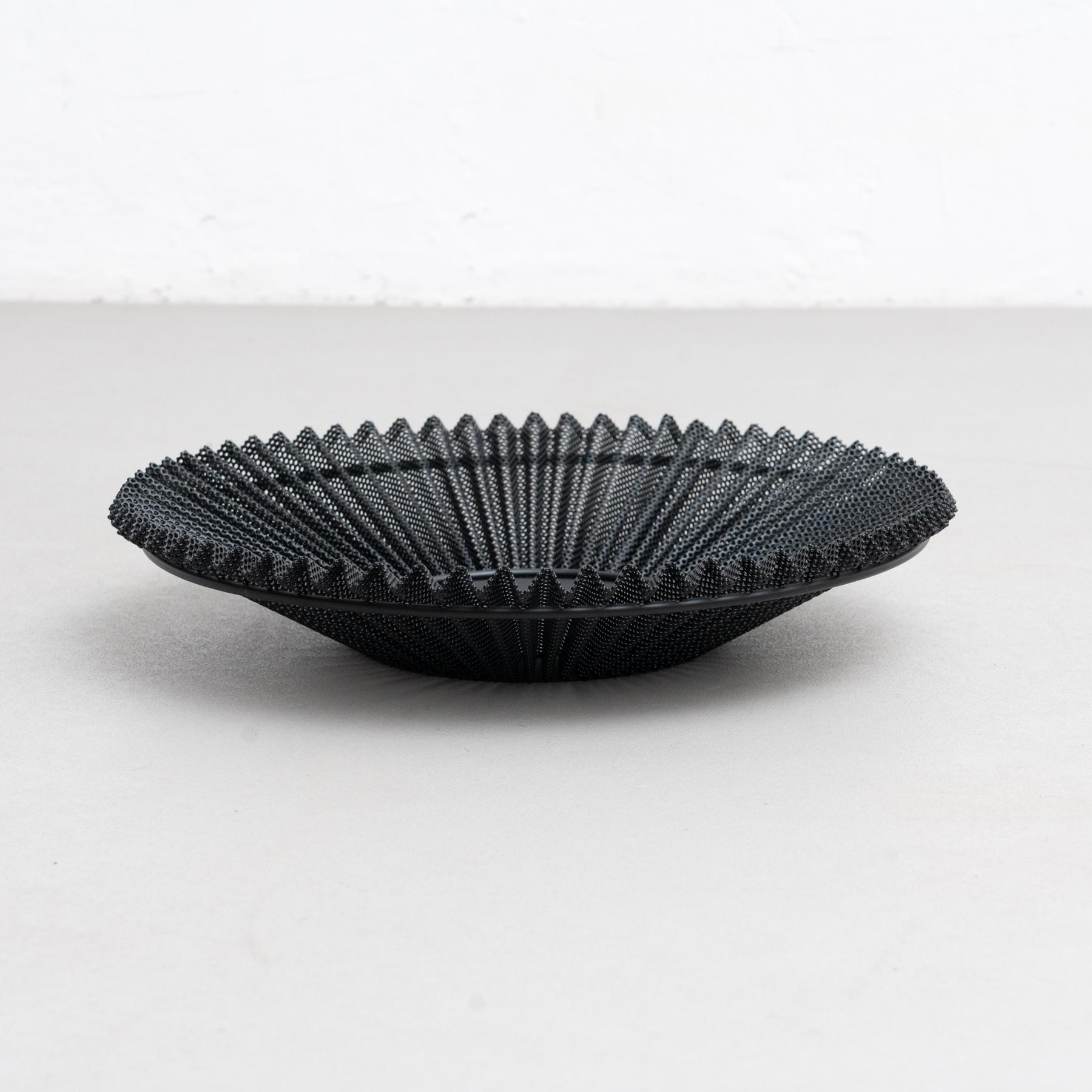 Bol en métal émaillé conçu par Mathieu Matégot, vers 1953.

Réédition par Gubi. 

Mathieu Matégot a conçu son bol contemporain Matégot en 1953. L'aspect caractéristique du métal transparent confère une expression légère à cette coupe à fruits unique