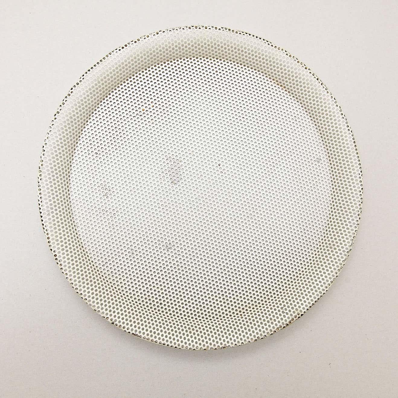 Français Assiette en métal émaillé de Mathieu Matégot, vers 1950 en vente