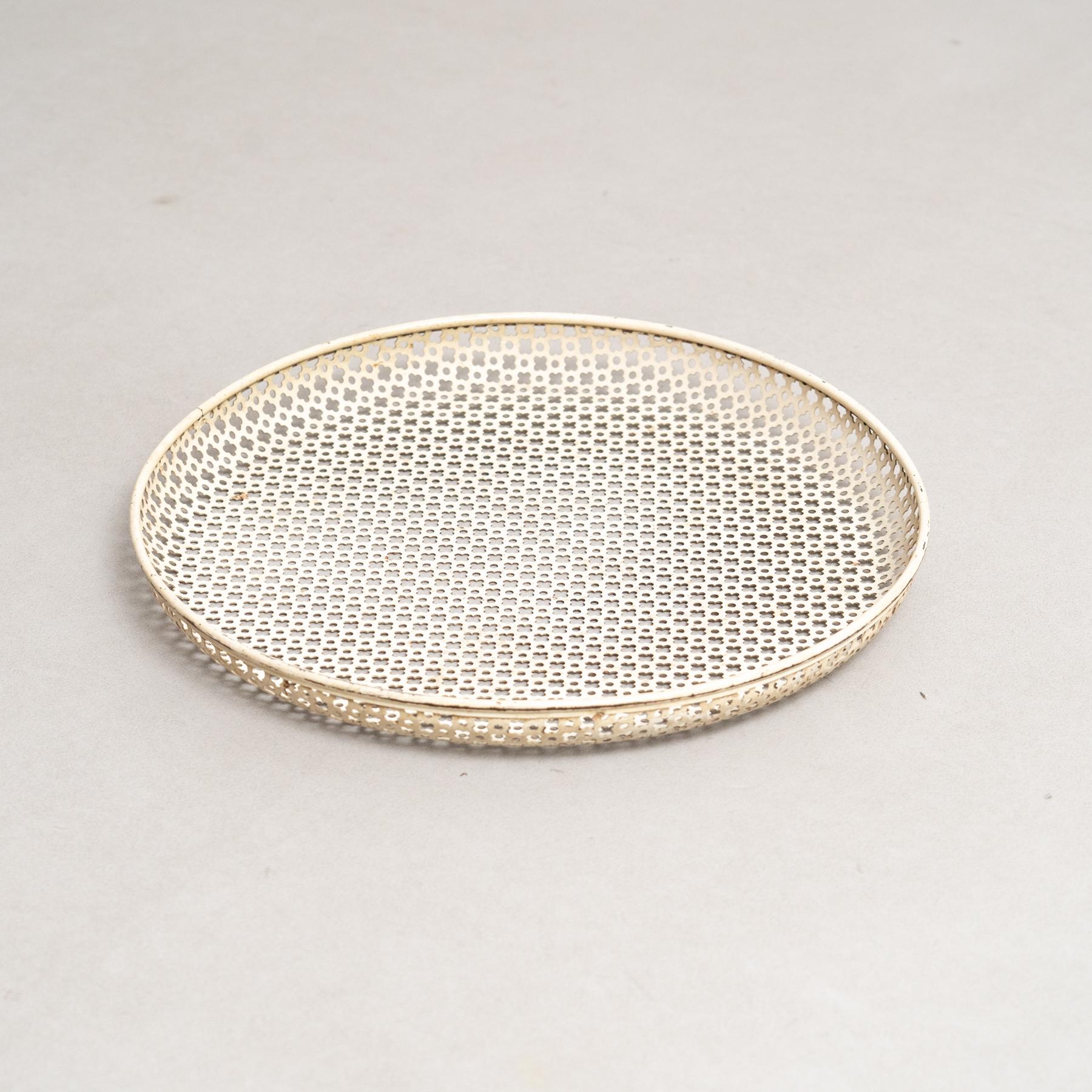 Mathieu Matégot Emaillierter Metallteller, um 1950 (Französisch) im Angebot