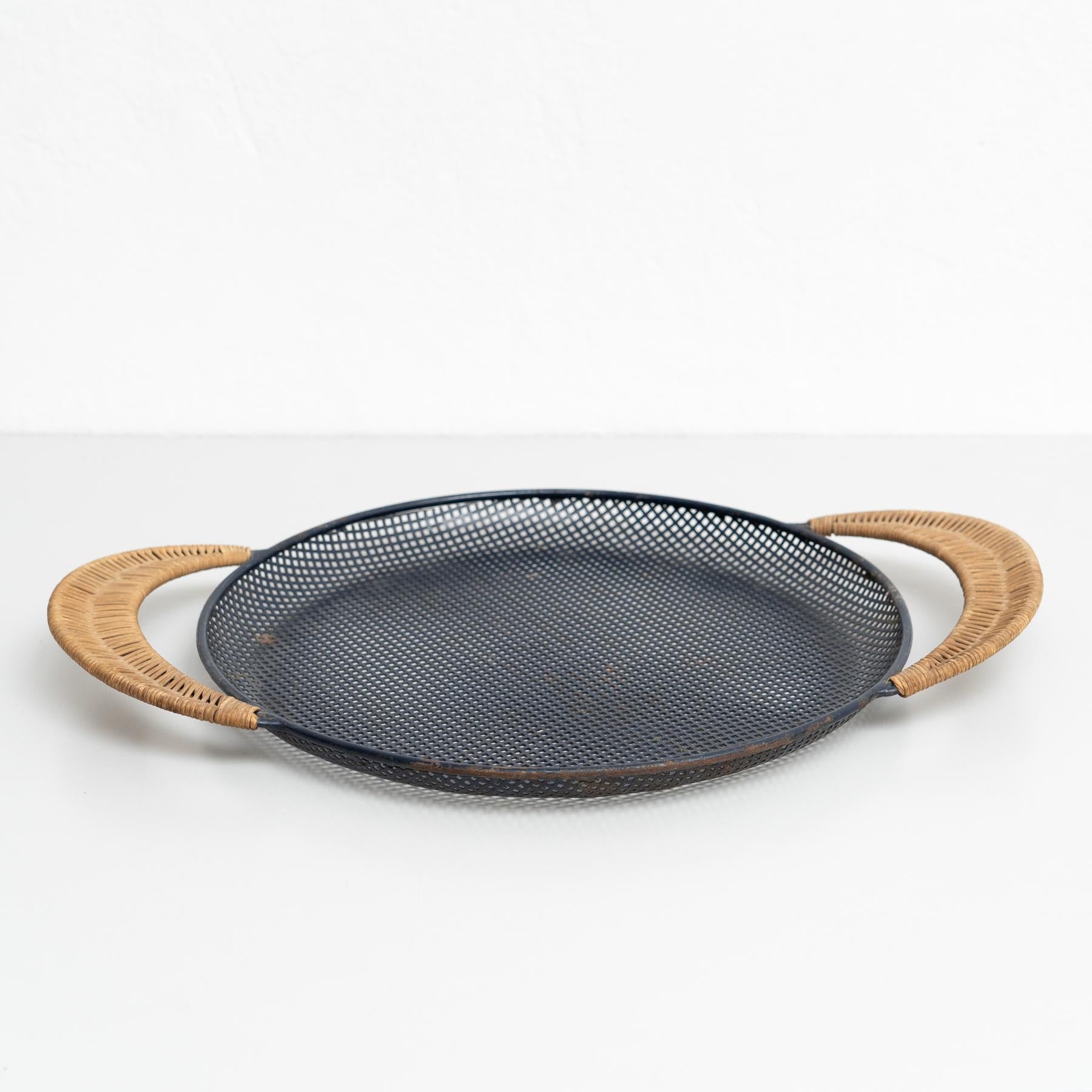Bandeja de metal esmaltado Mathieu Matégot, hacia 1950 Moderno de mediados de siglo en venta