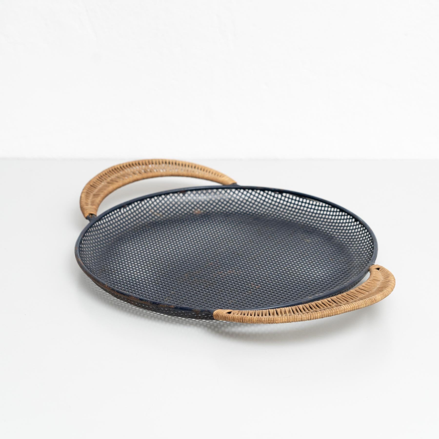 Bandeja de metal esmaltado Mathieu Matégot, hacia 1950 Francés en venta