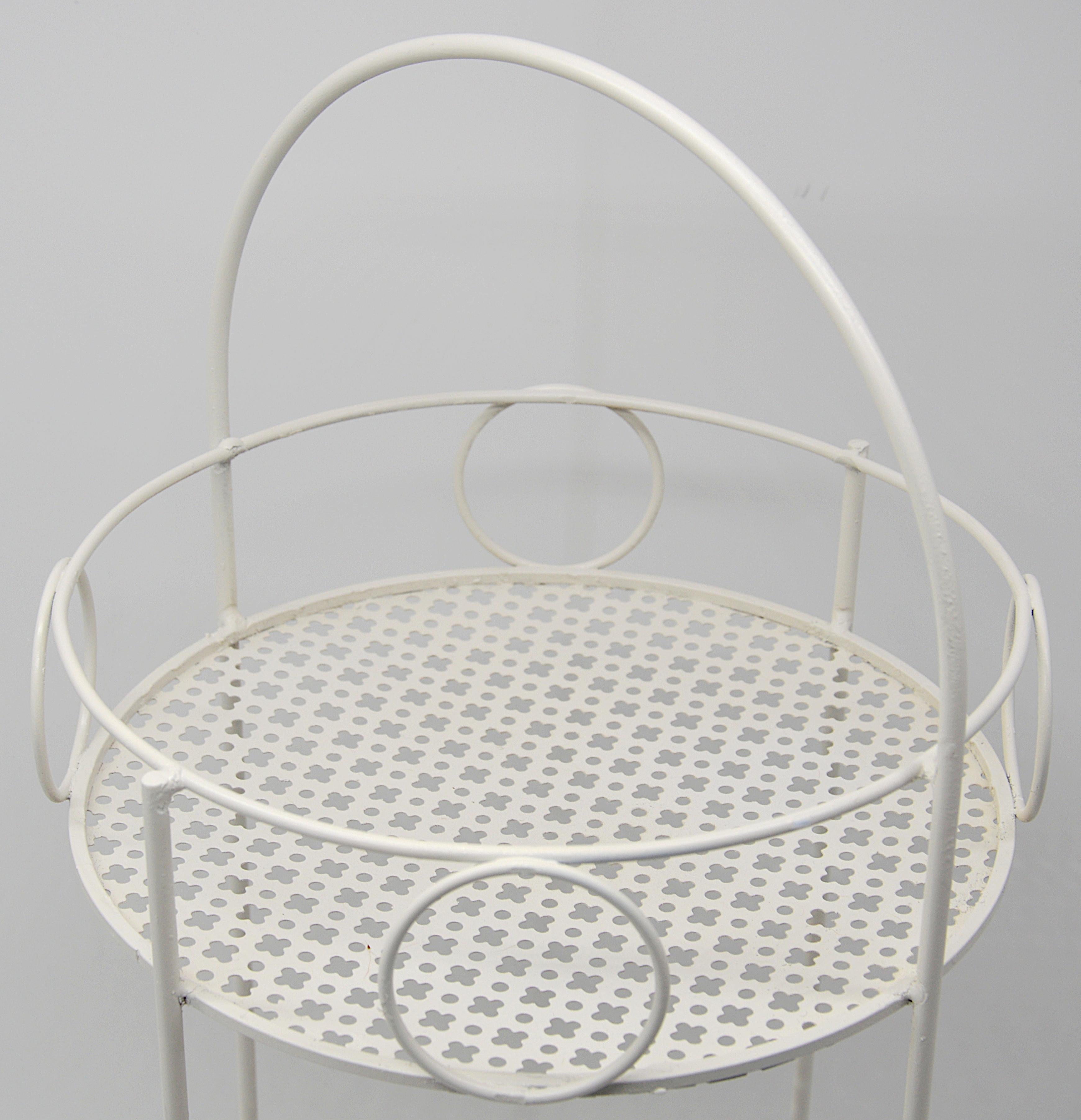 Petite table de bar du milieu du siècle par Mathieu Matégot, France, années 1950

Cette élégante petite table de bar du milieu du siècle de Mathieu Matégot a été fabriquée en France dans les années 1950 et met en évidence l'utilisation iconique du