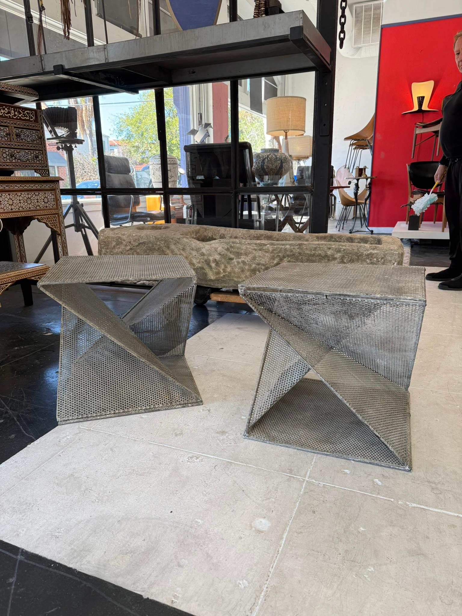 Coppia di tavolini geometrici di Mathieu Mategot, Francia, anni Cinquanta. Metallo in patina originale.