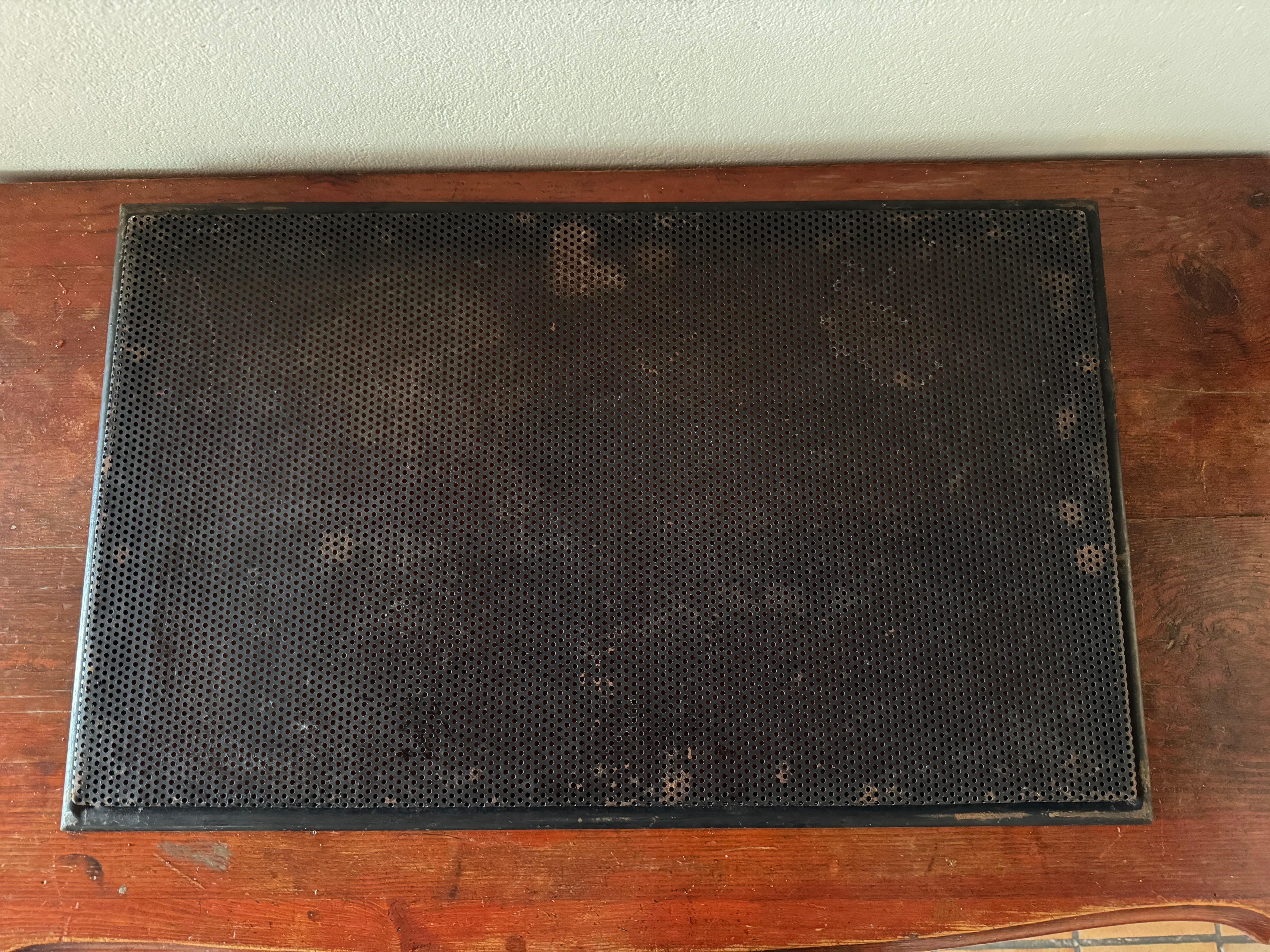 Ein gutes Beispiel für ein großes, schwarzes, durchbrochenes Metalltablett, das Mathieu Mategot zugeschrieben wird. Originallackierung. Geringe Schäden und Rostspuren.